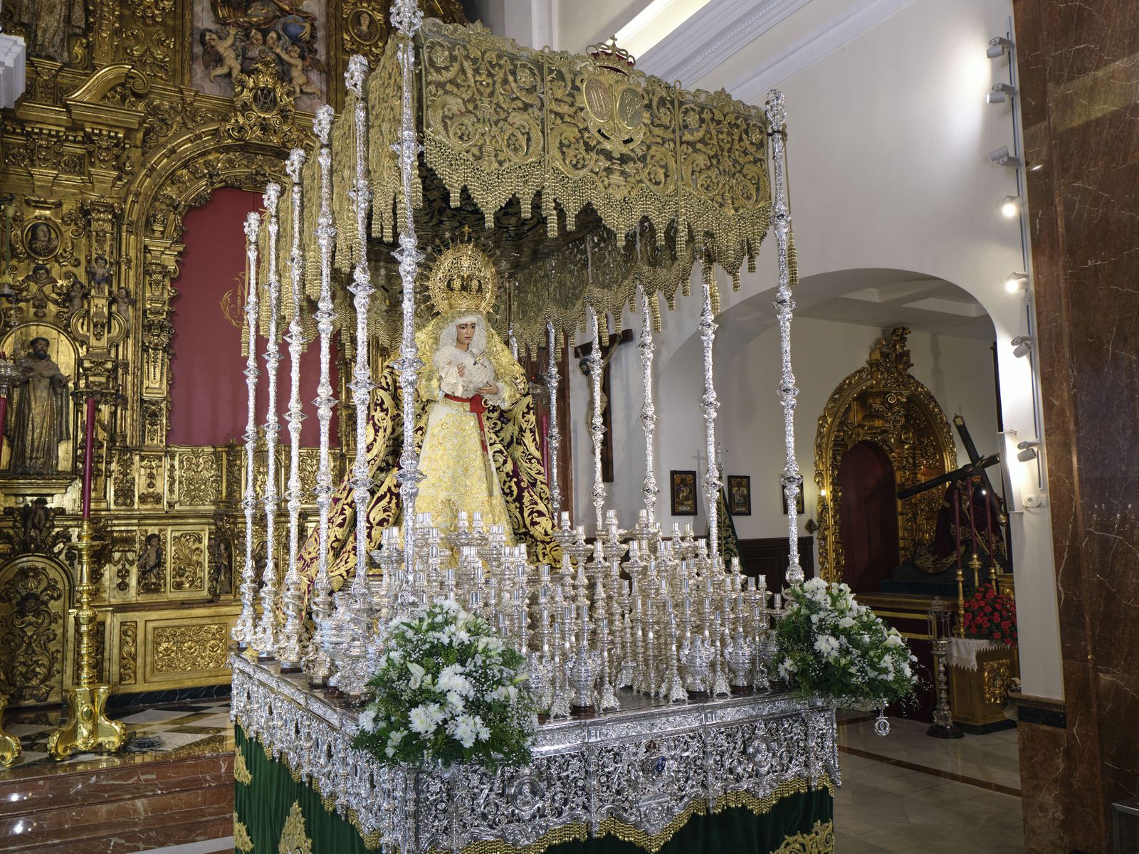 La Esperanza de Triana amanece subida en su palio, con el manto morado a estrenar en la Madrugá