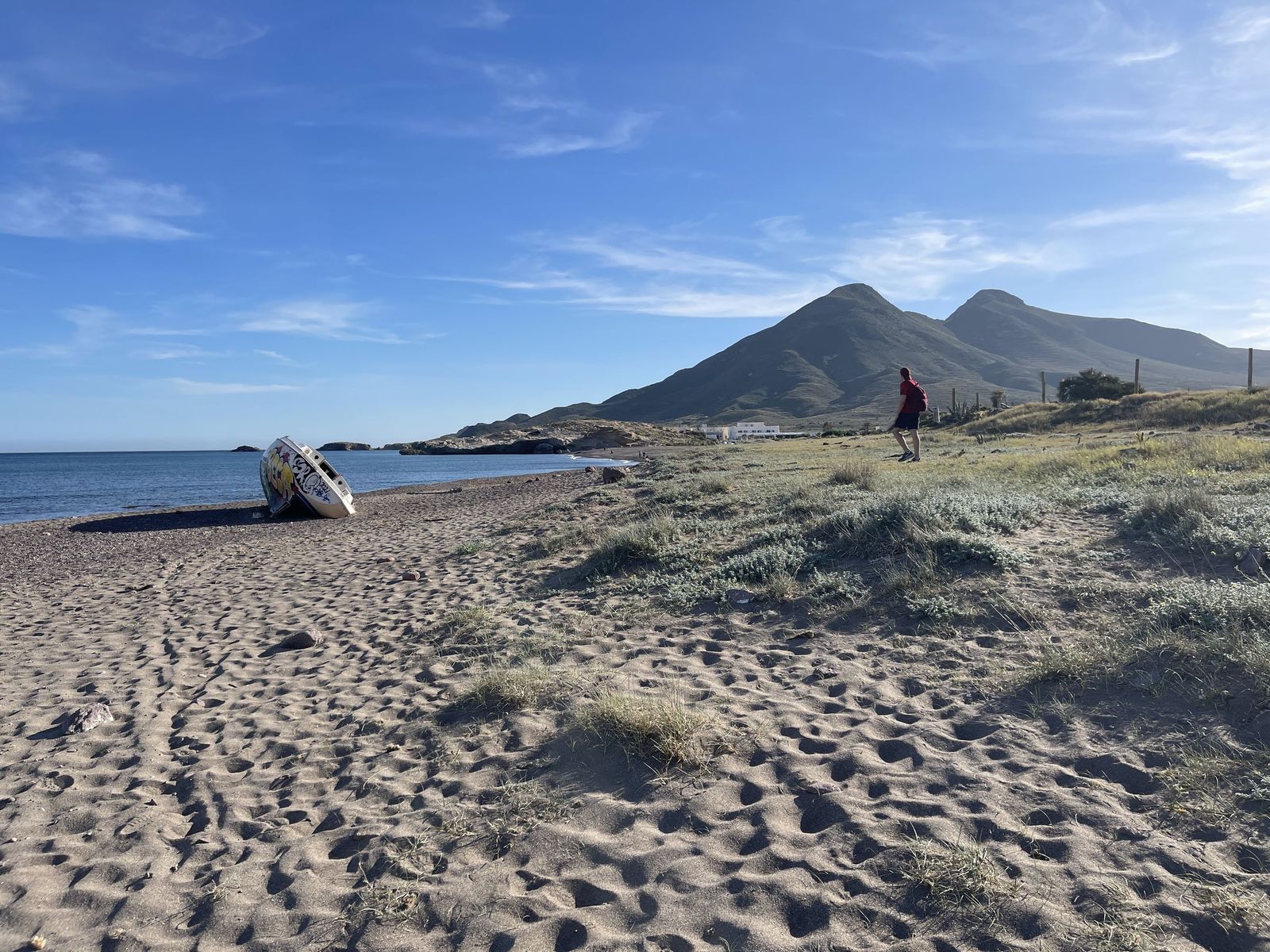 Los Escullos con el cerro de Los Frailes al fondo.