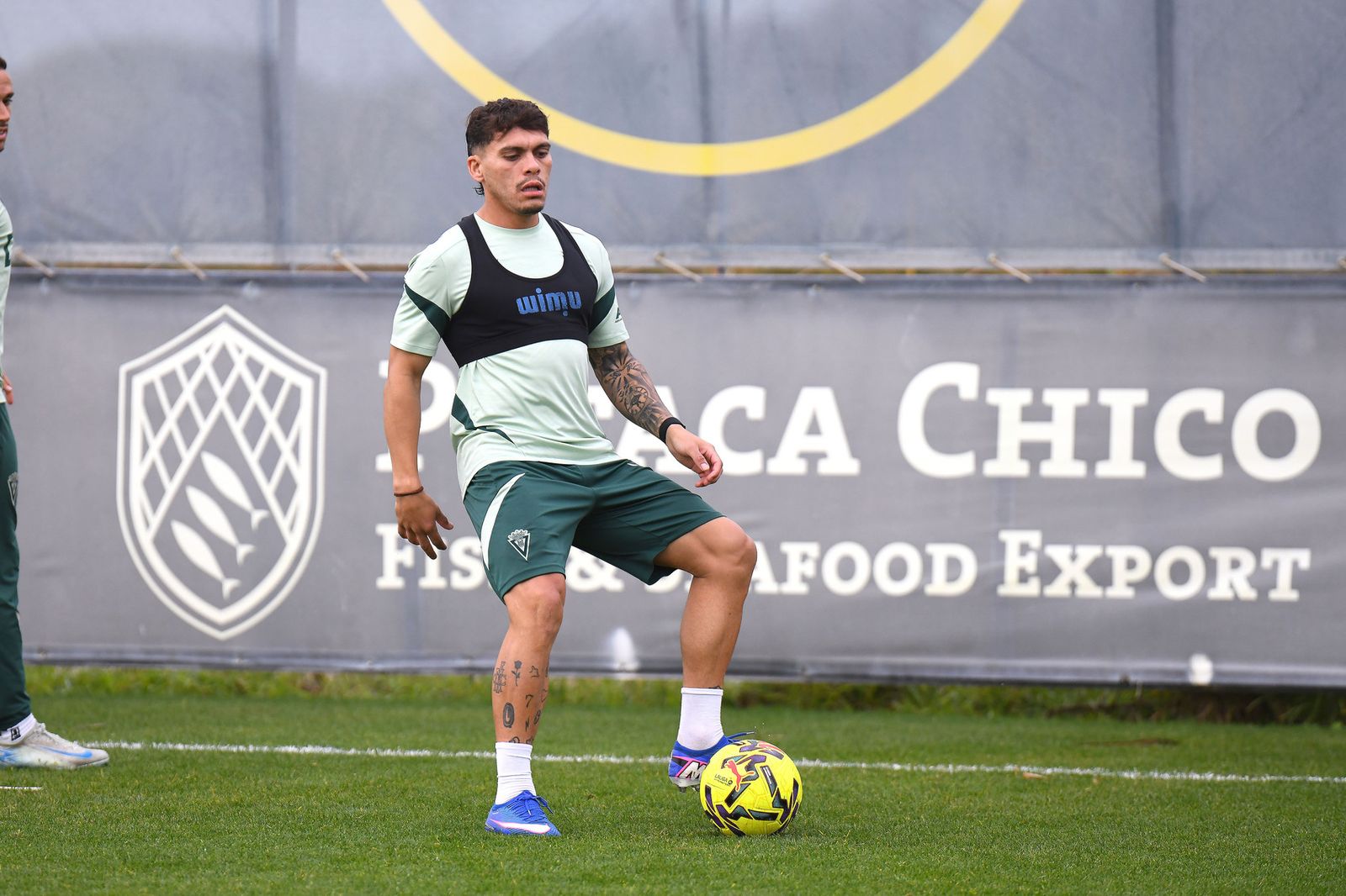 Brian Ocampo con el esférico en un entrenamiento reciente.