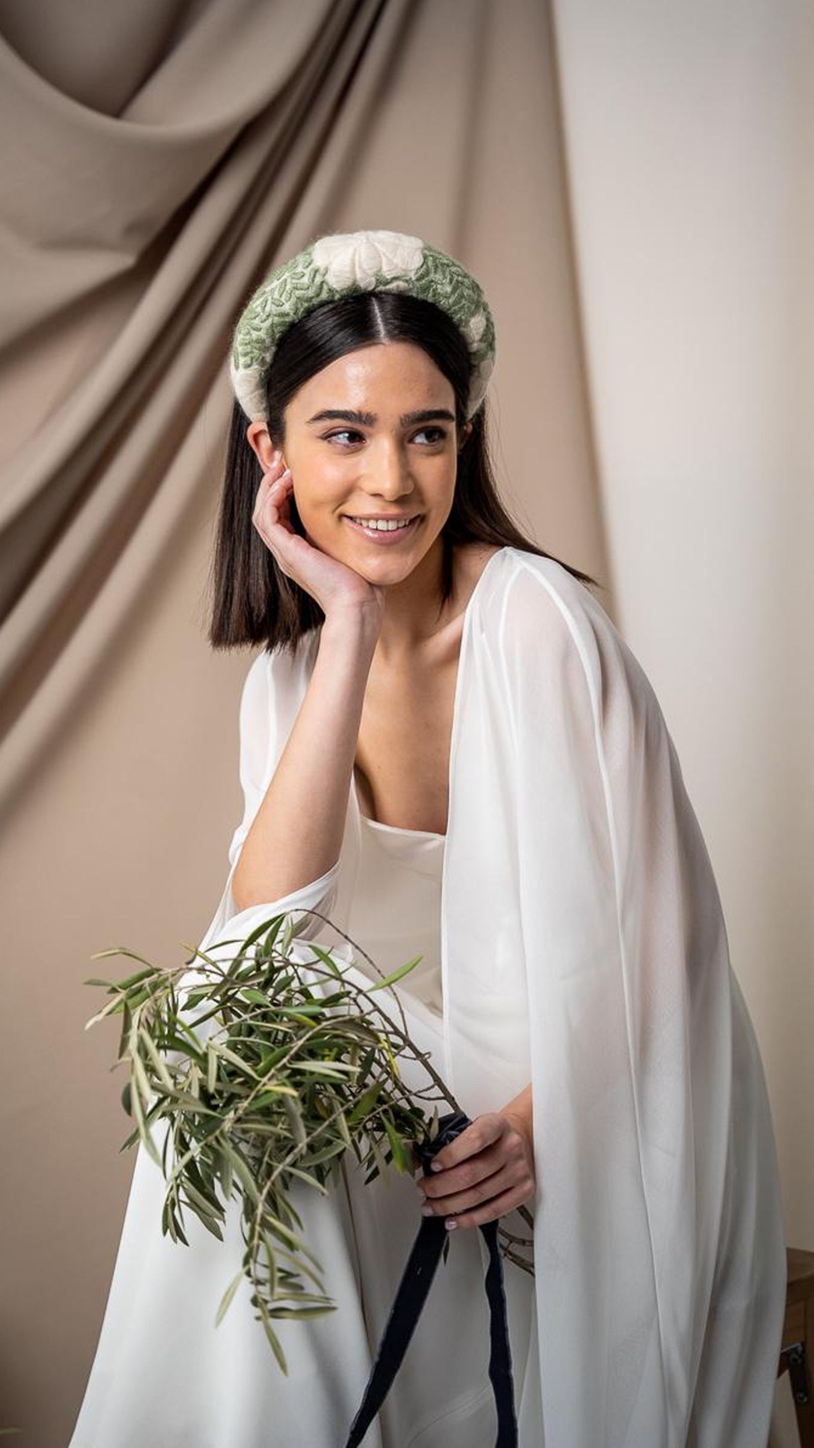 Un look de novia con diadema bordada.