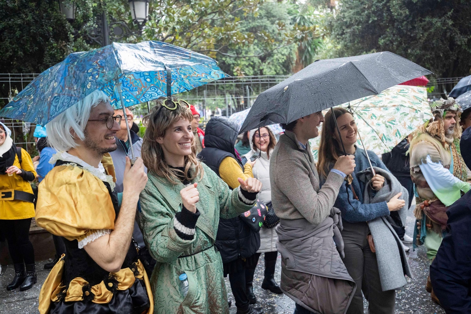 Las mejores imágenes de un Lunes de Coros pasado por agua en el Carnaval de Cádiz 2024