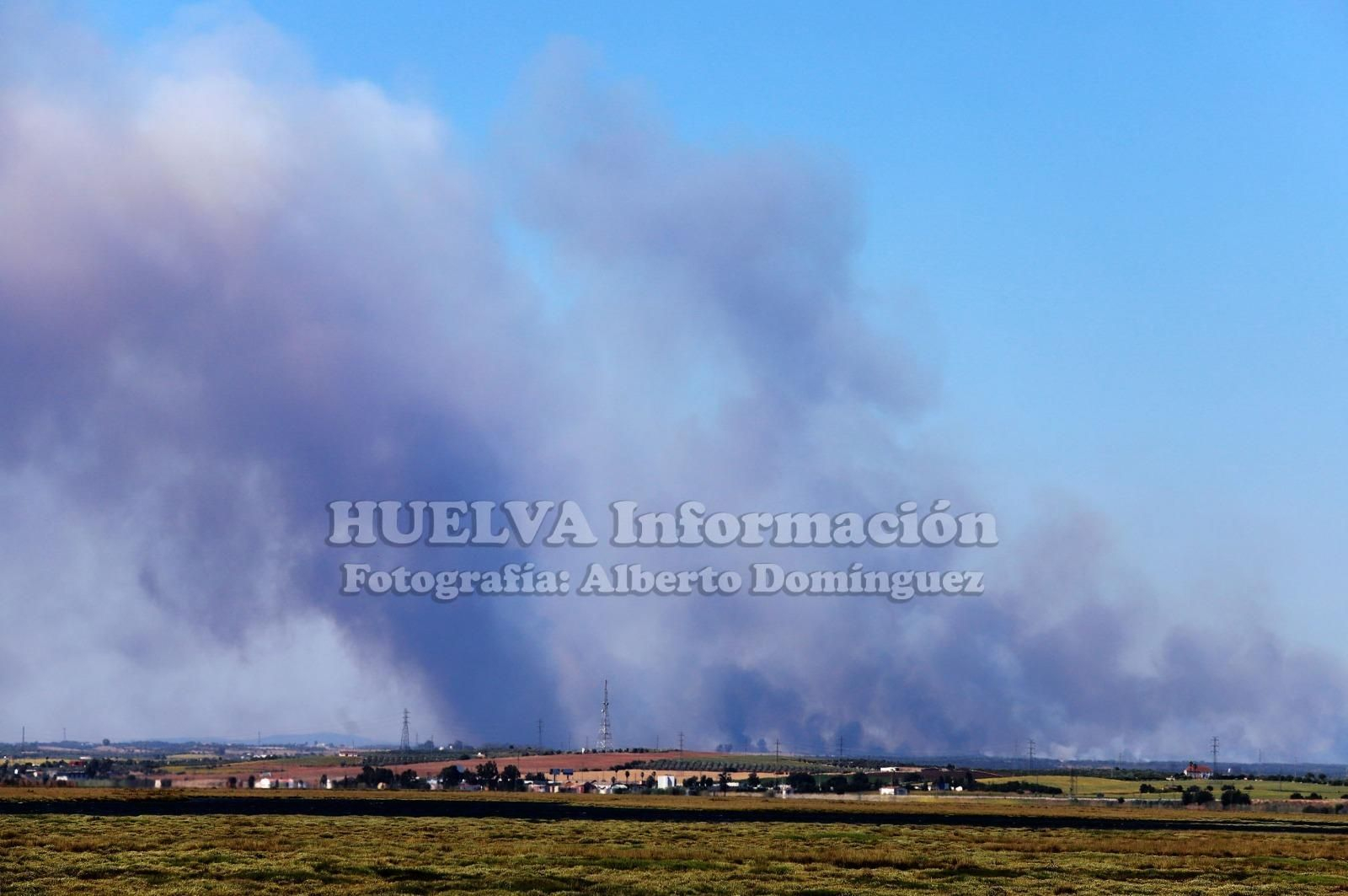 Humareda provocada por el incendio en Fuente de la Corcha vista desde Huelva.