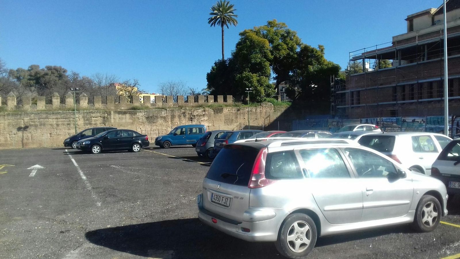 El aparcamiento junto a la muralla de los Jardines del Valle.