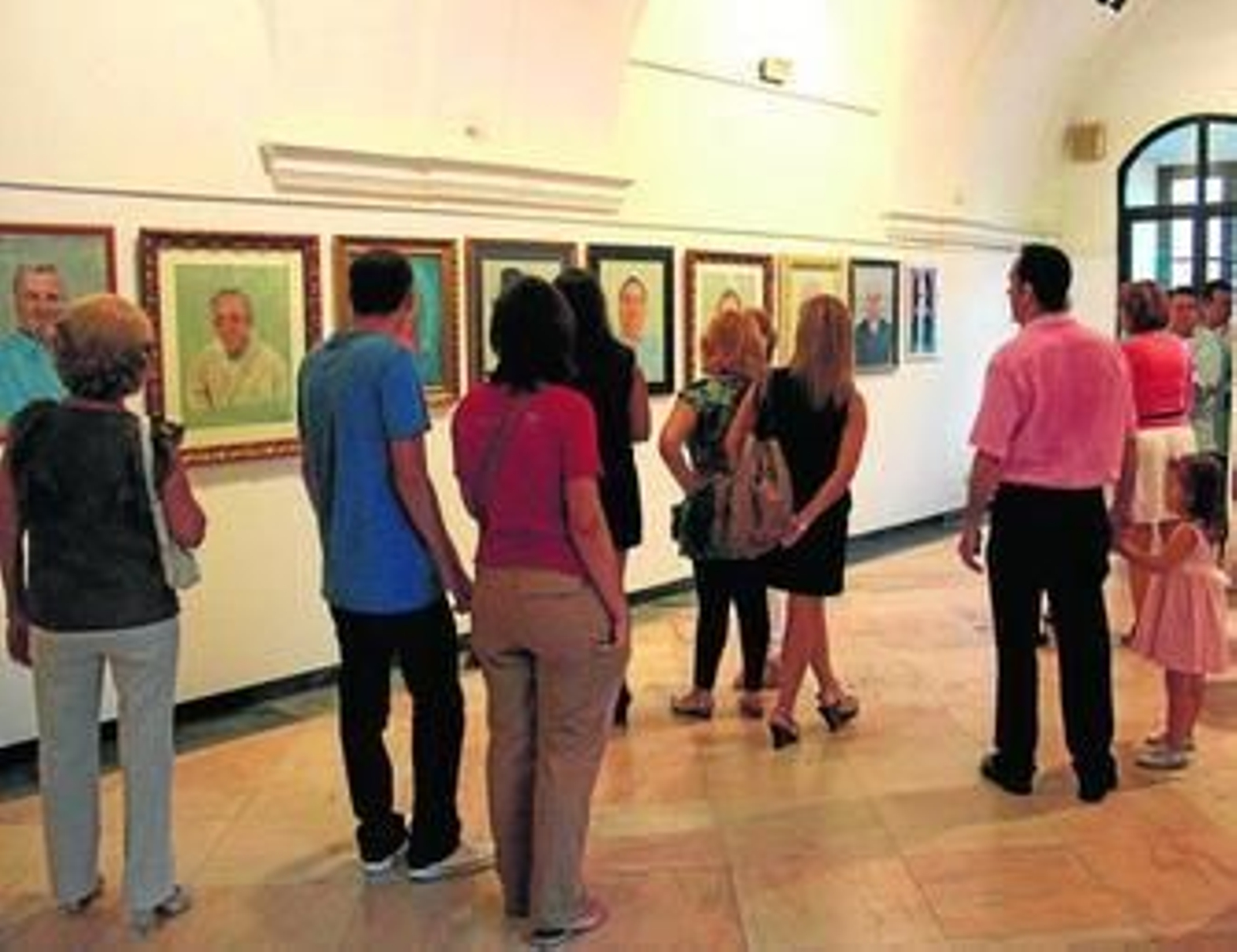 Imagen de la inauguración de la exposición 'Personajes especiales' en la José Luis Cano, ayer.