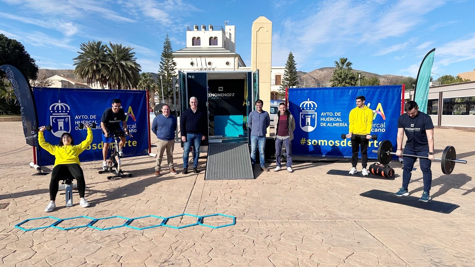 Foto de familia con el primer gimnasio móvil.