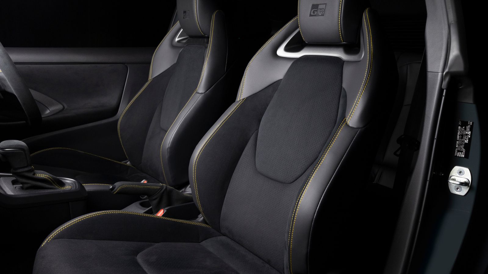 Los asientos tienen pespuntes en color amarillo que combinan con las pinzas de freno de las cuatro ruedas.