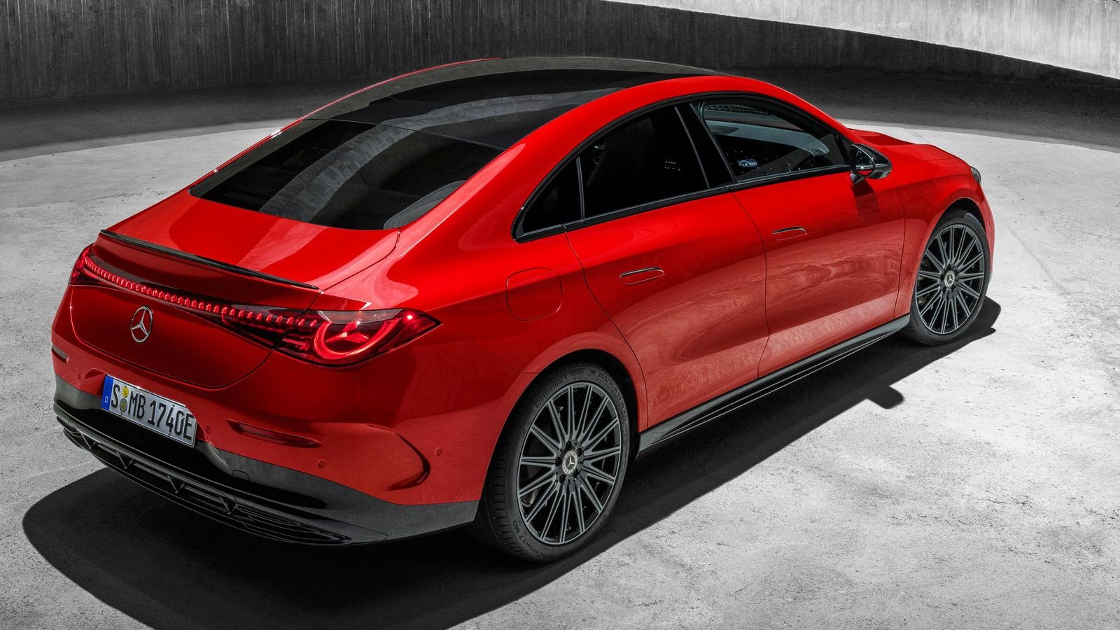 Entre el equipamiento de serie de esta aerodinámica berlina de cuatro puertas y silueta de coupé figura un techo panorámico que debe aportar a la sensación de amplitud en el habitáculo.