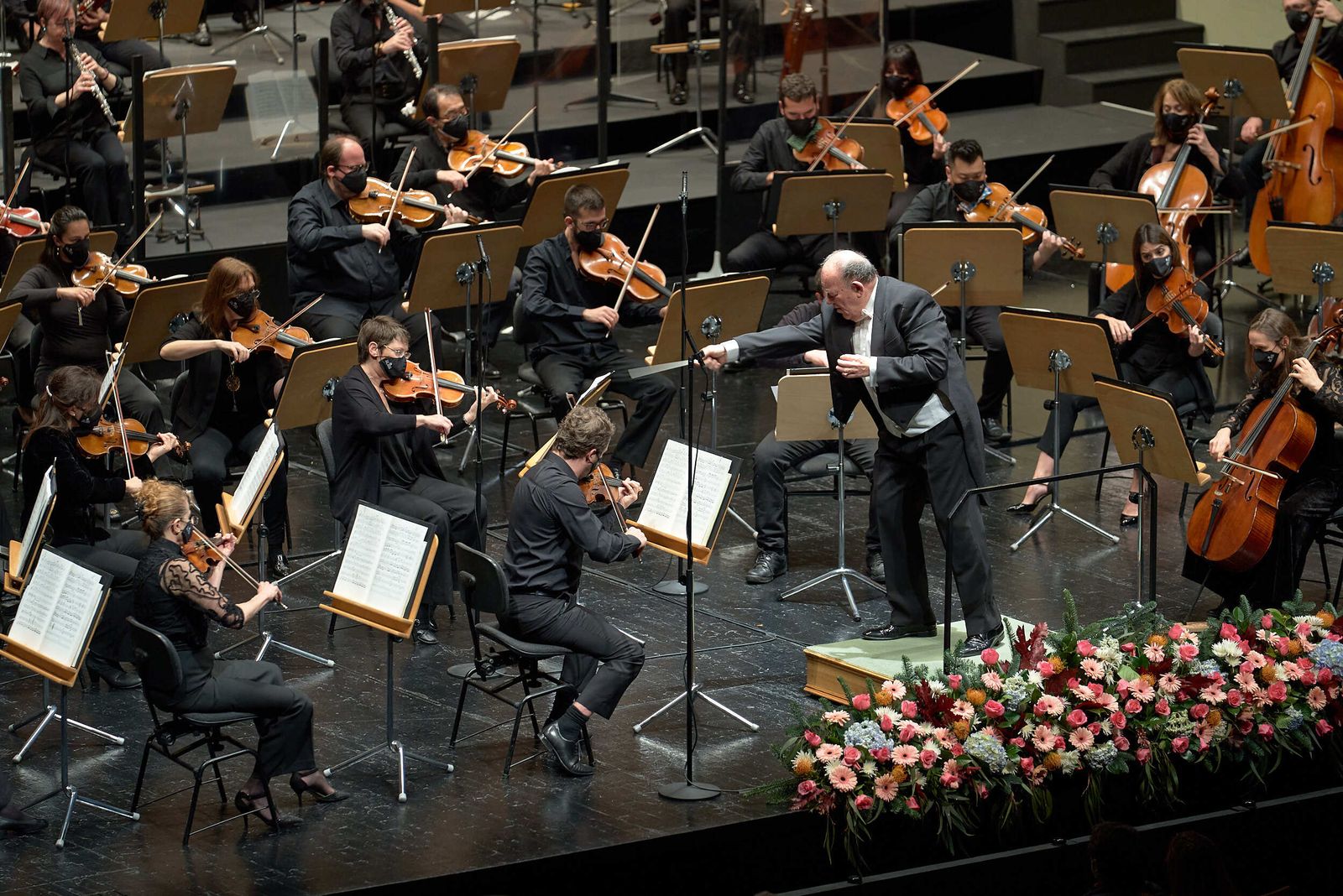 Marc Soustrot dirigiendo a la ROSS en el Concierto de Año Nuevo.