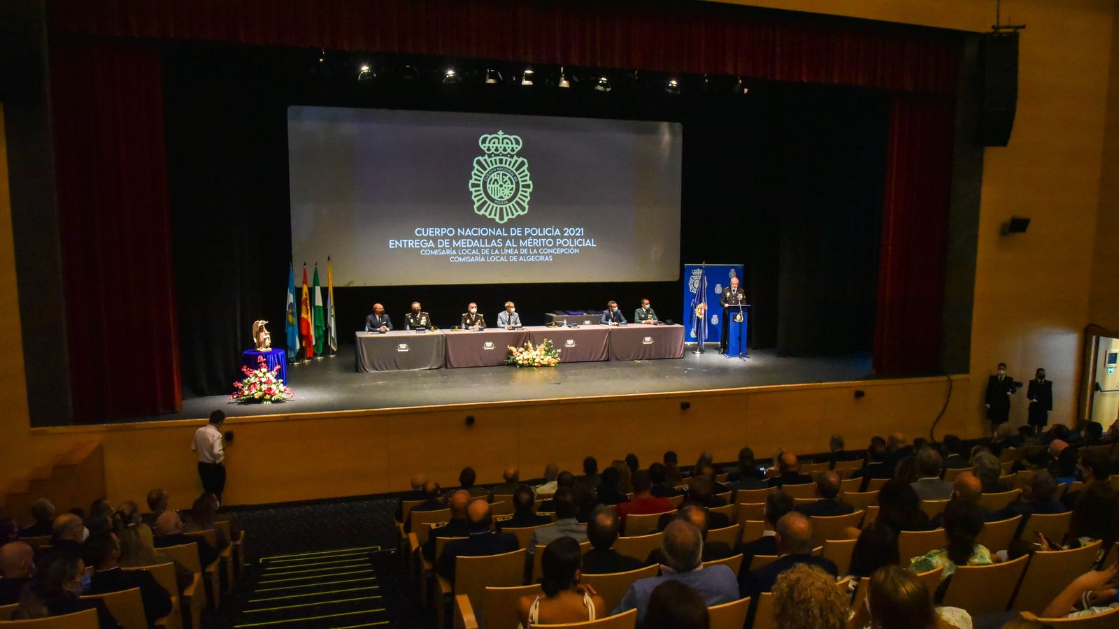 Las fotos de la entrega de medallas por el Dia de la Policía Nacional