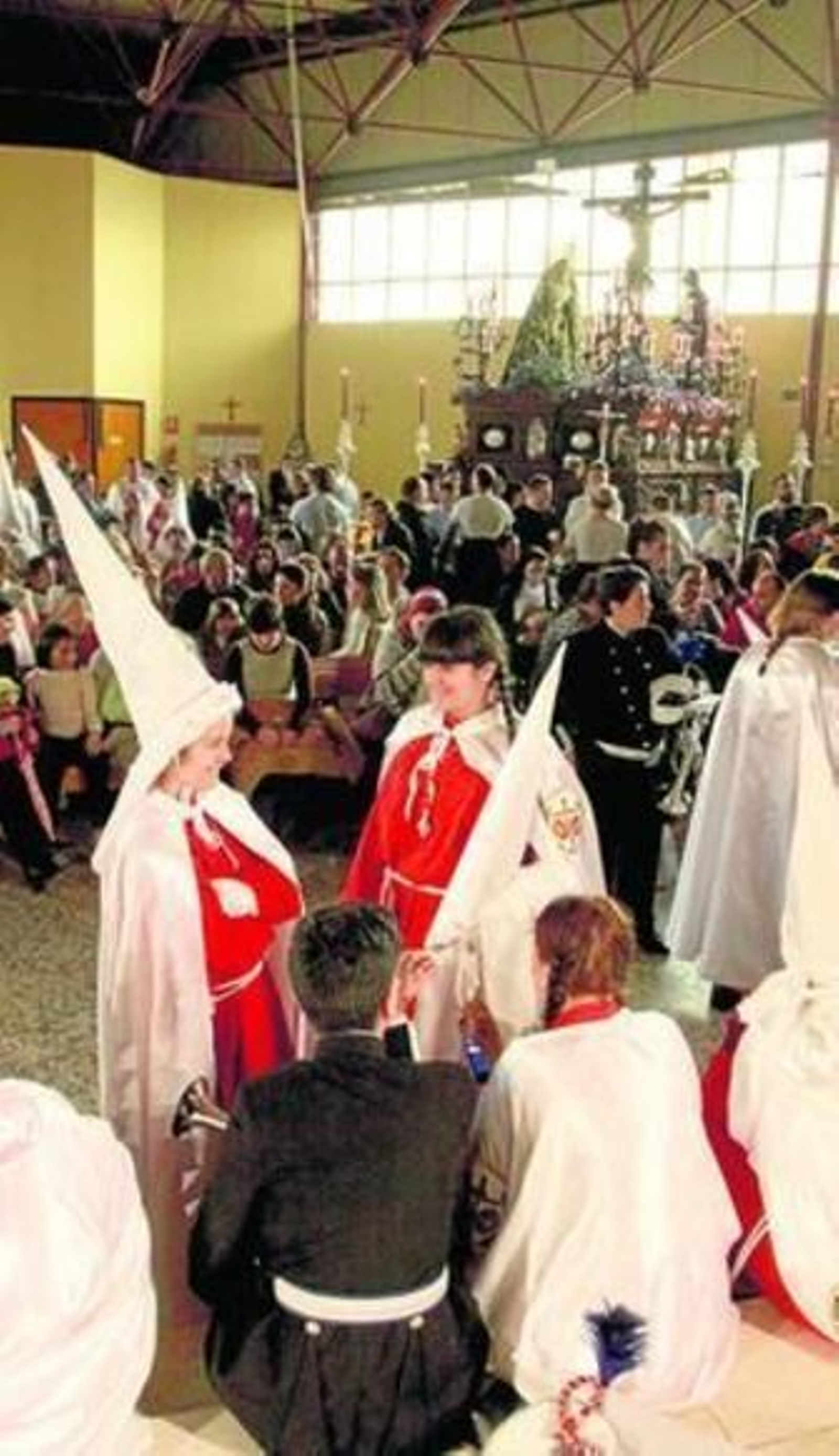 Nazarenos y devotos, durante la hora de moratoria solicitada.