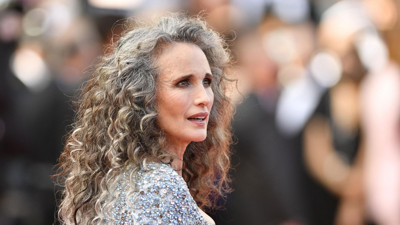 La melena XL de Andie MacDowell para presumir de canas.