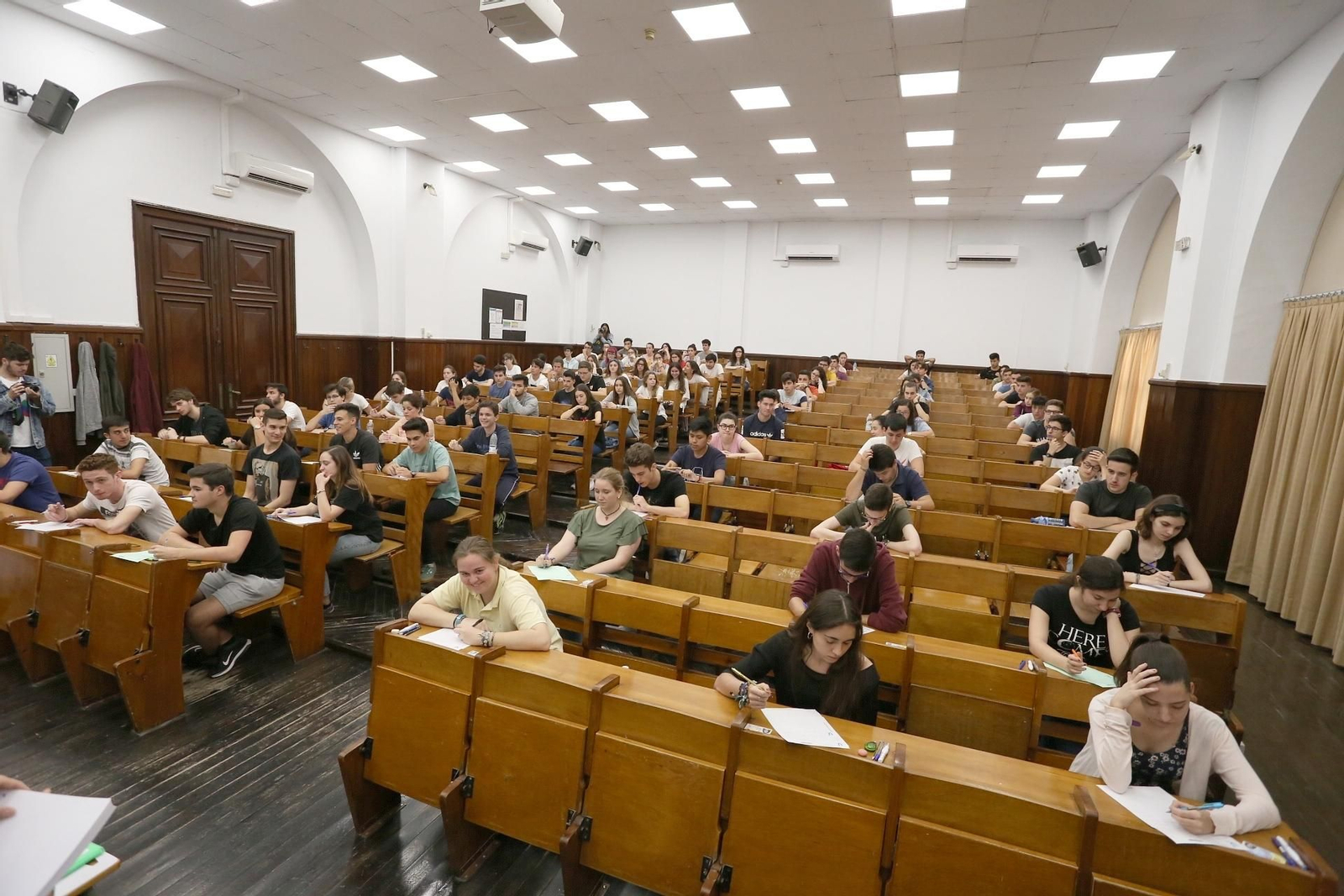 Vista general de una clase durante uno de los exámenes.