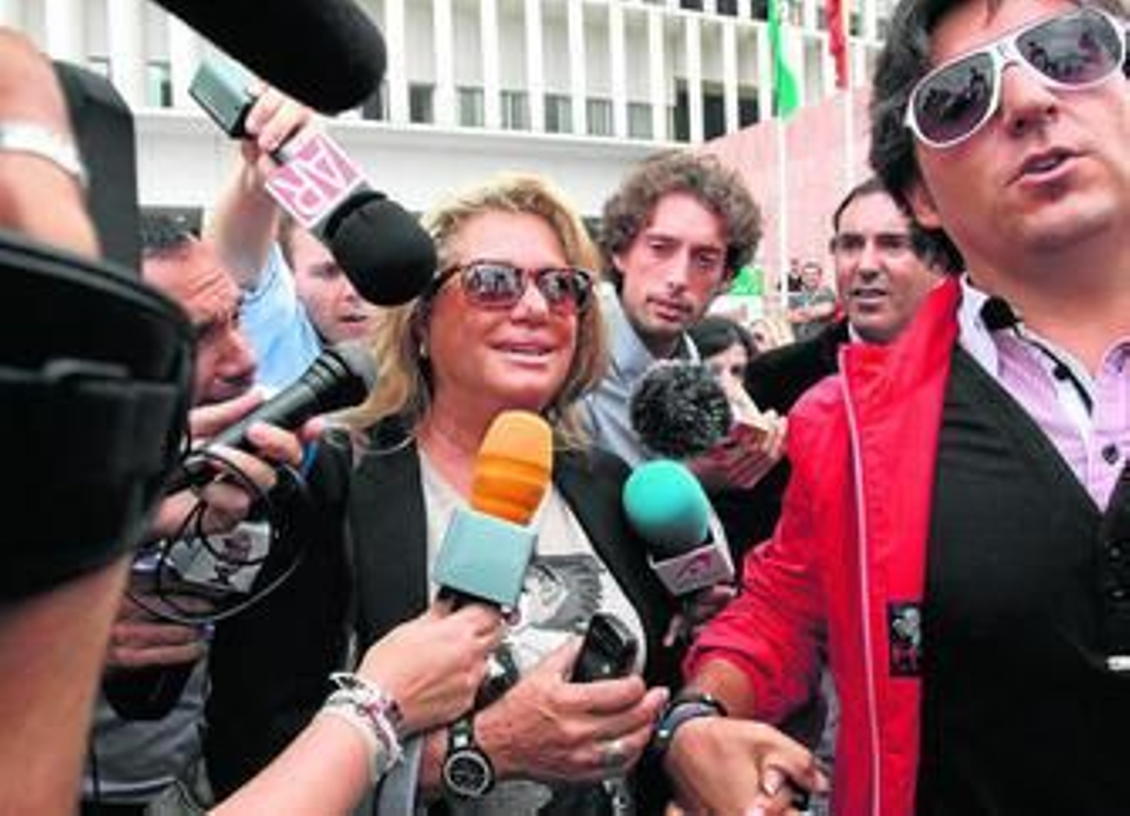 Maite Zaldívar llega ayer a los juzgados de Málaga acompañada de su actual pareja.