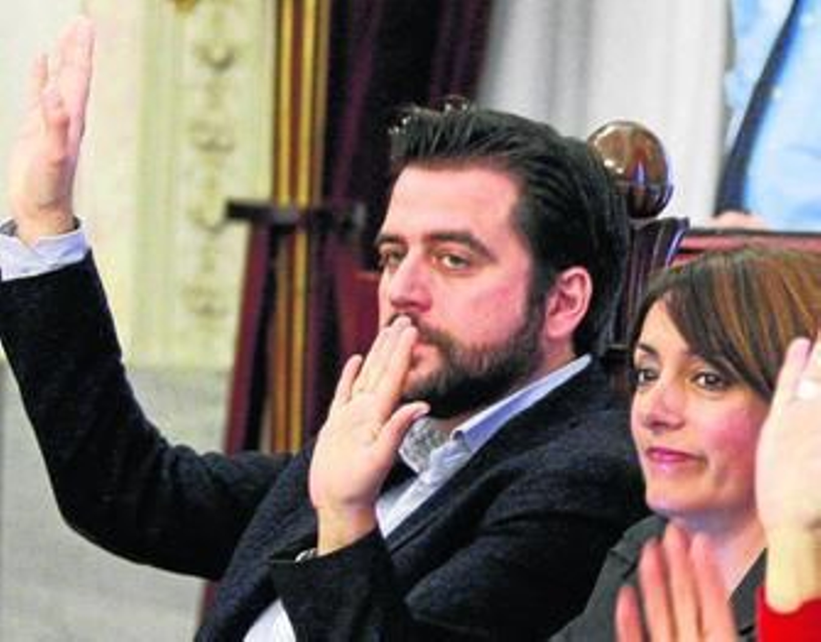 Fran González y Marta Meléndez, en una votación en un pleno municipal.