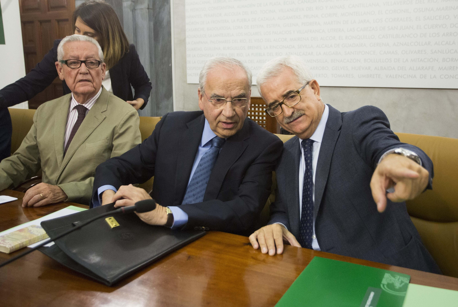 Alfonso Guerra, flanqueado por Rafael Escuredo y Manuel Jiménez Barrios en la jornada de ayer.