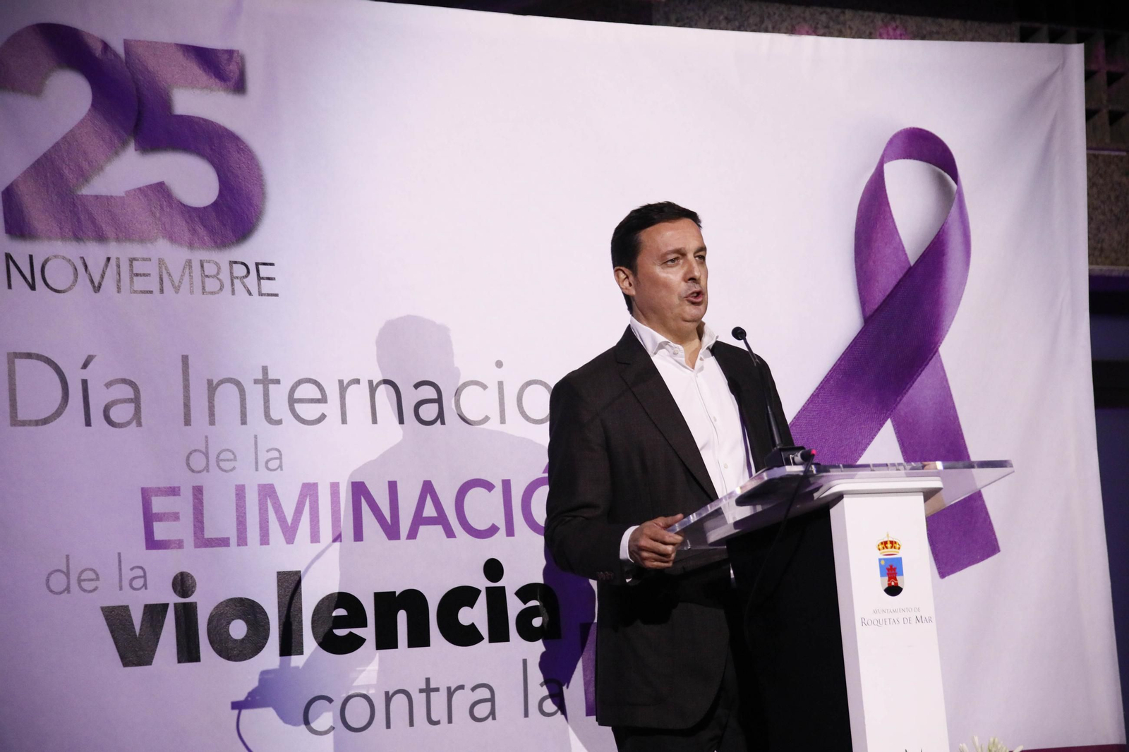 Manifestación por el 25 N en Roquetas de Mar