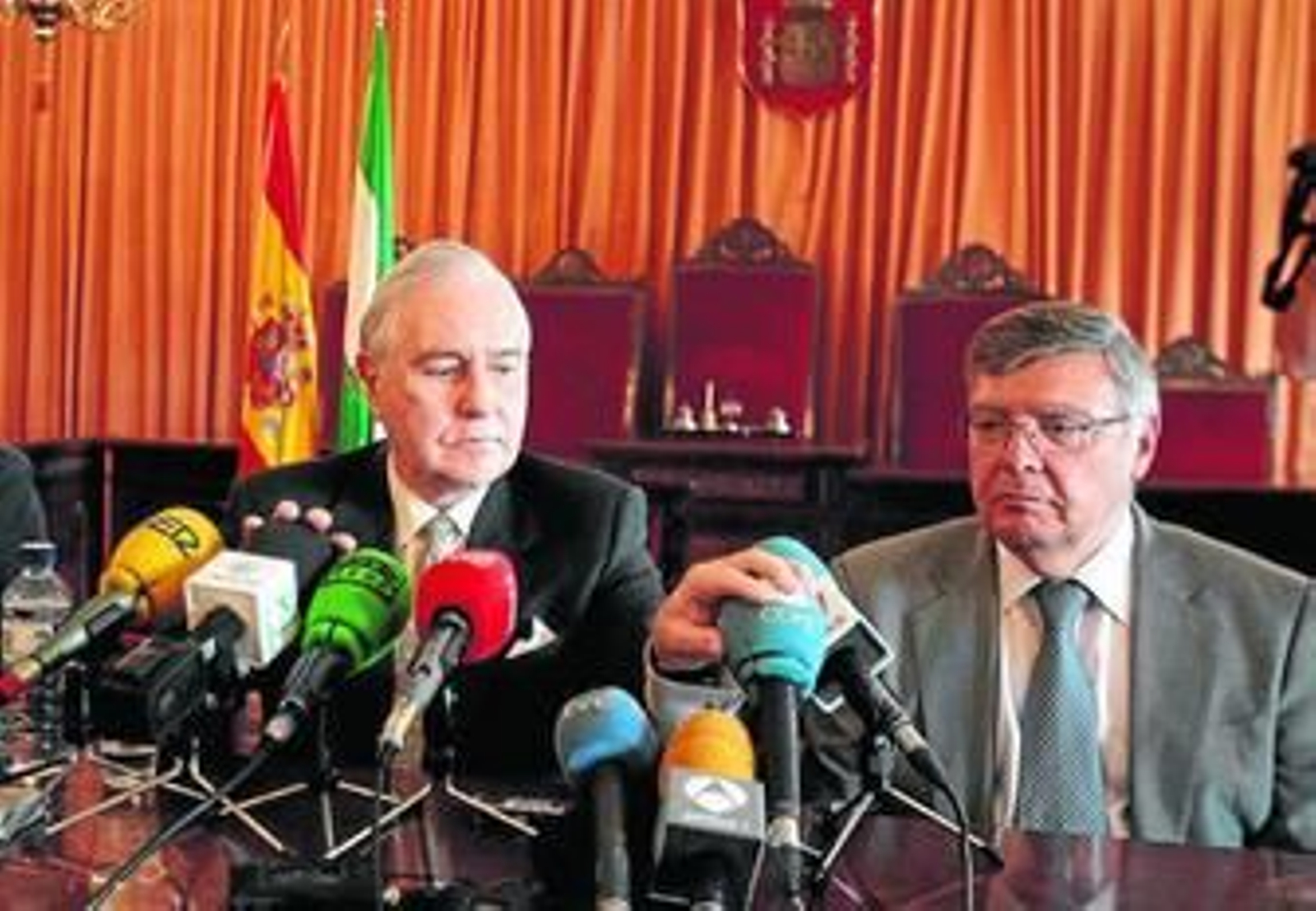 Carlos Dívar, presidente del TS y del CGPJ, ayer en su visita a Sevilla.