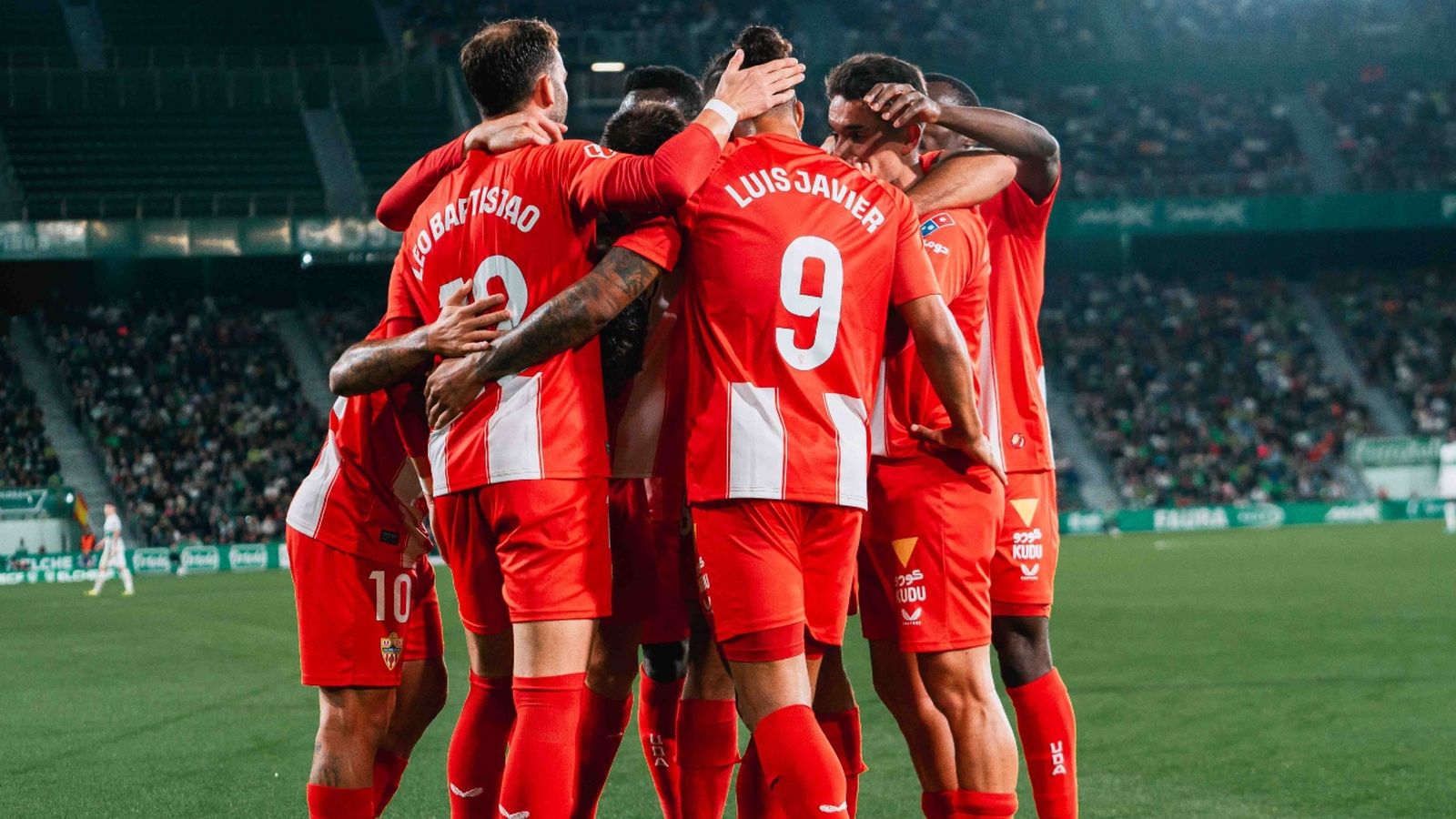 Los rojiblancos festejan el segundo tanto del encuentro haciendo una piña.