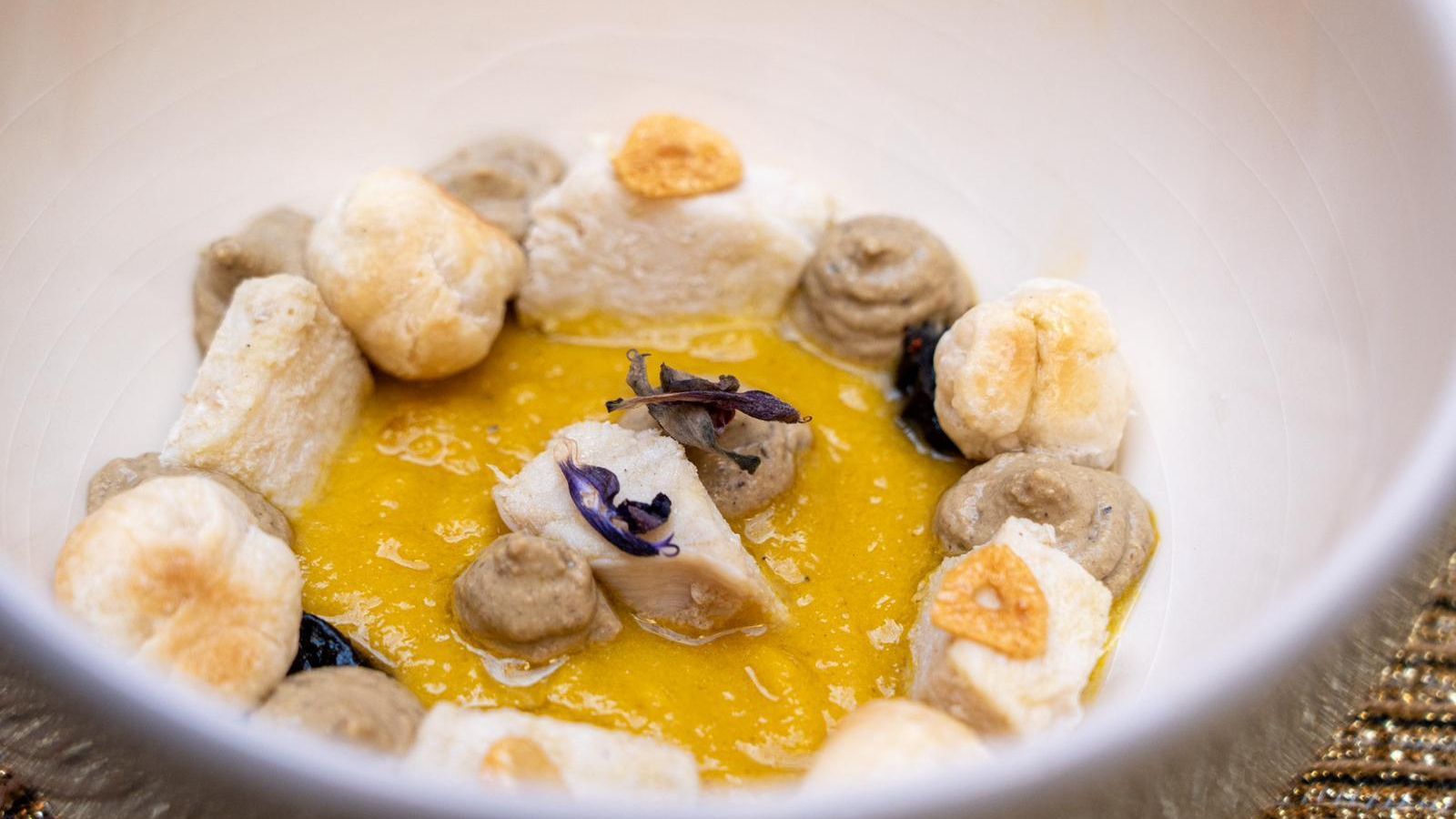 Hojaldre de pescado escabechado, crema de pistacho y pasas