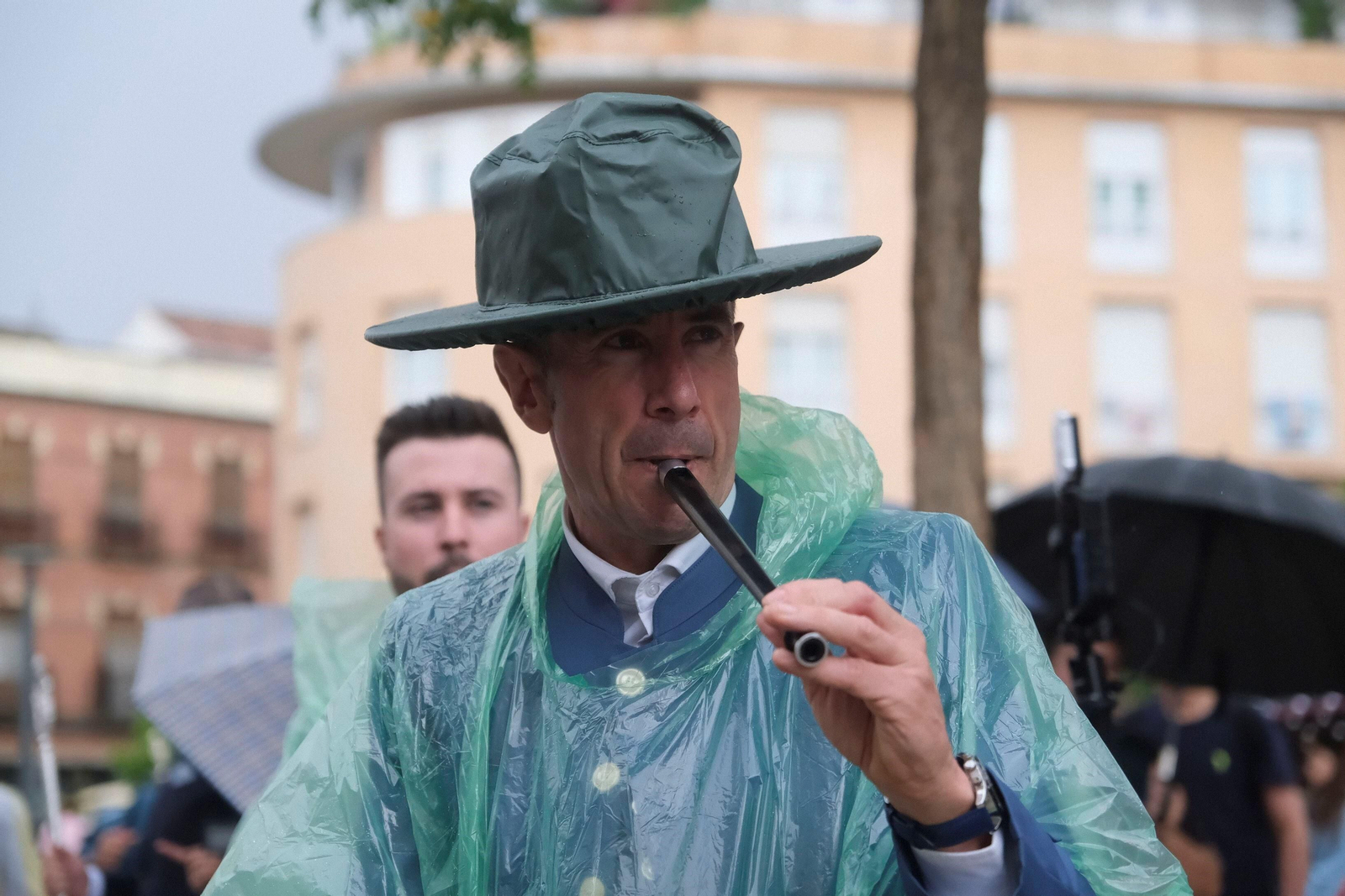 La salida bajo la lluvia de la Hermandad del Rocío de Córdoba, en imágenes
