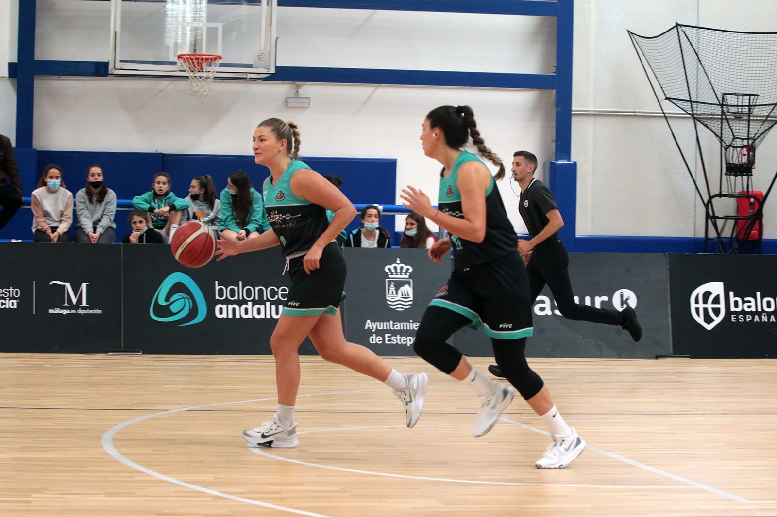 Imagen de un partido del CAB Estepona en el Pineda.