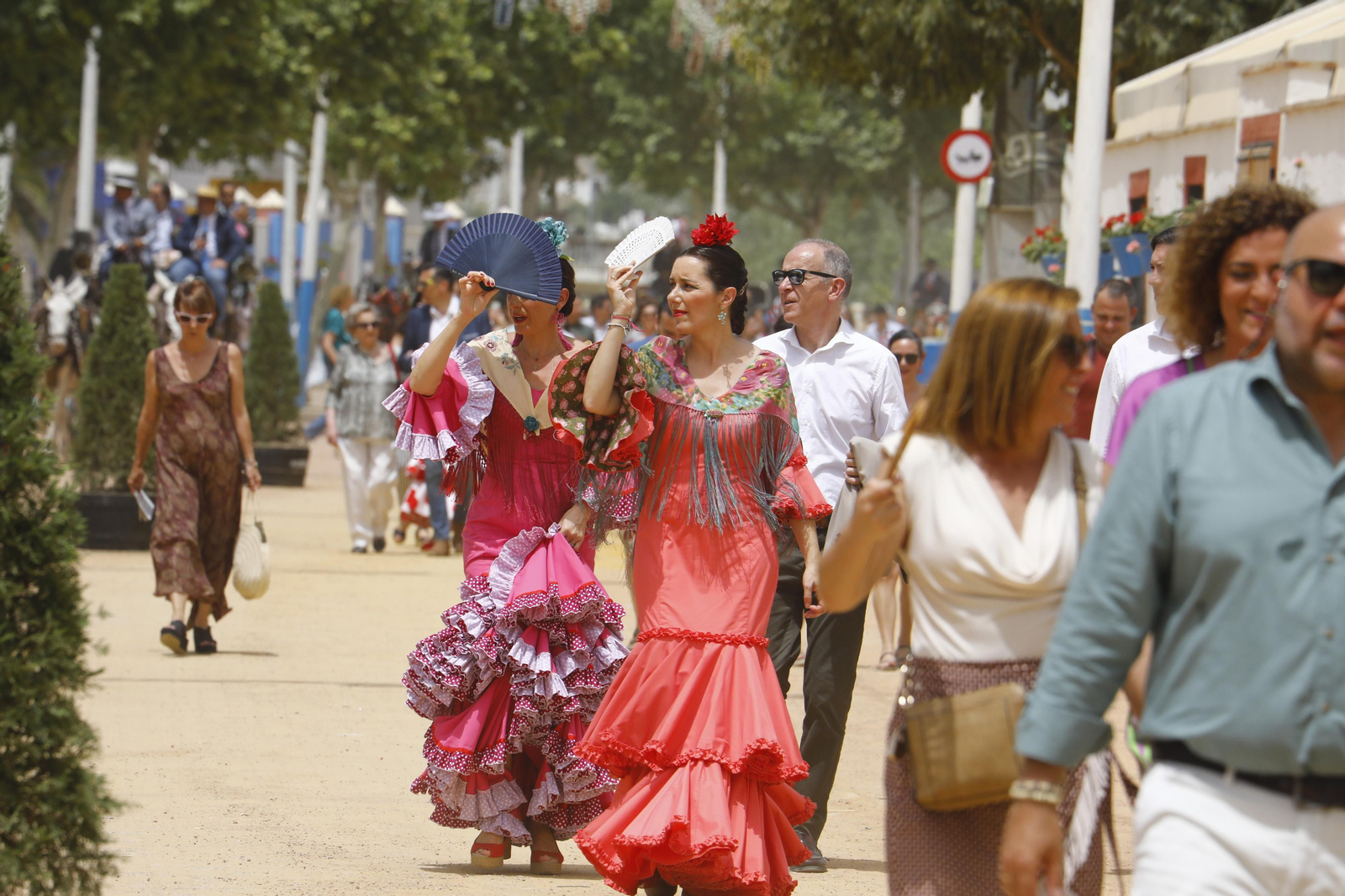 Numerosas personas pasean por la calle Guadalquivir en el recinto ferial.