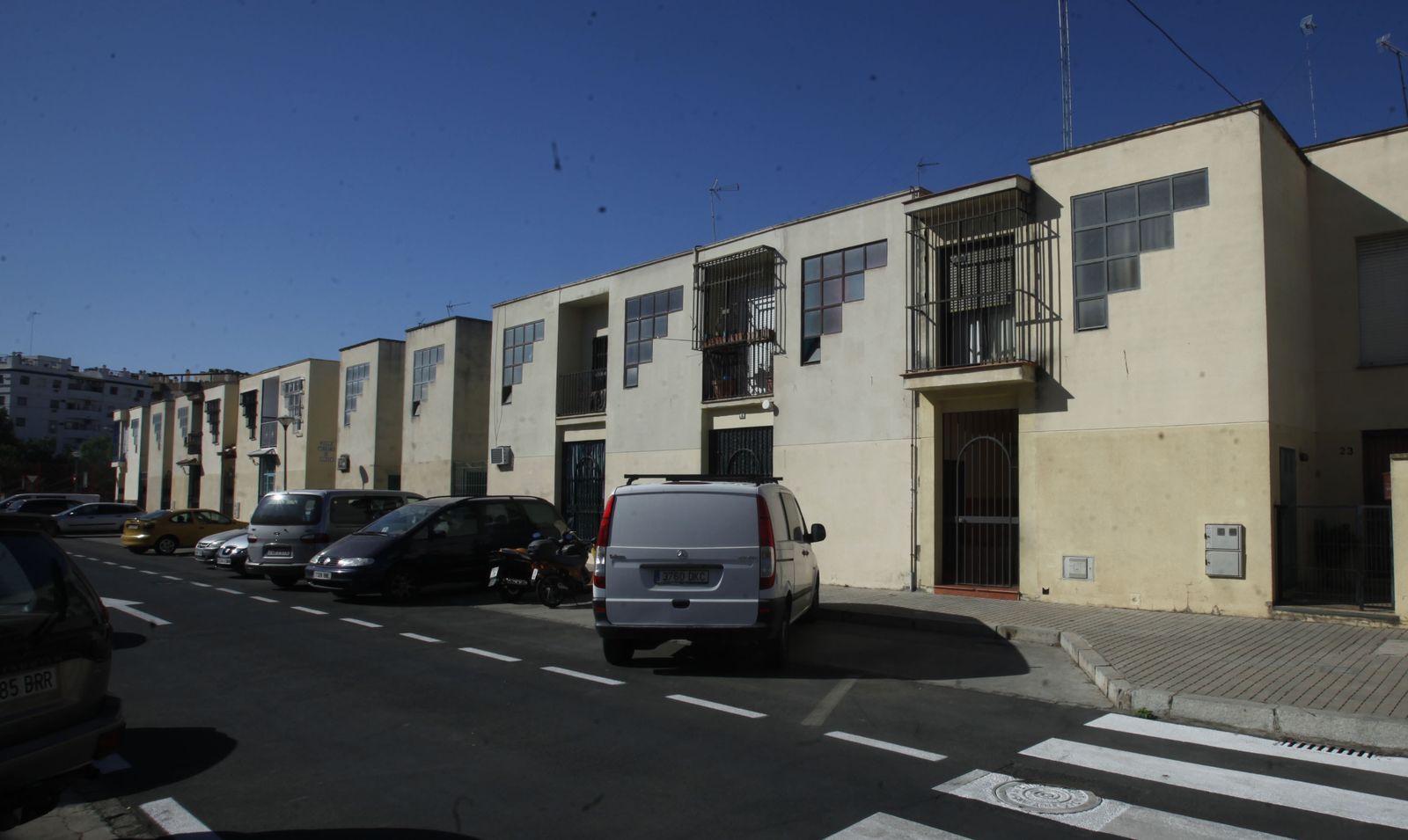 La característica construcción de la barriada de La Corza, con cristaleras y los coches aparcados en batería.
