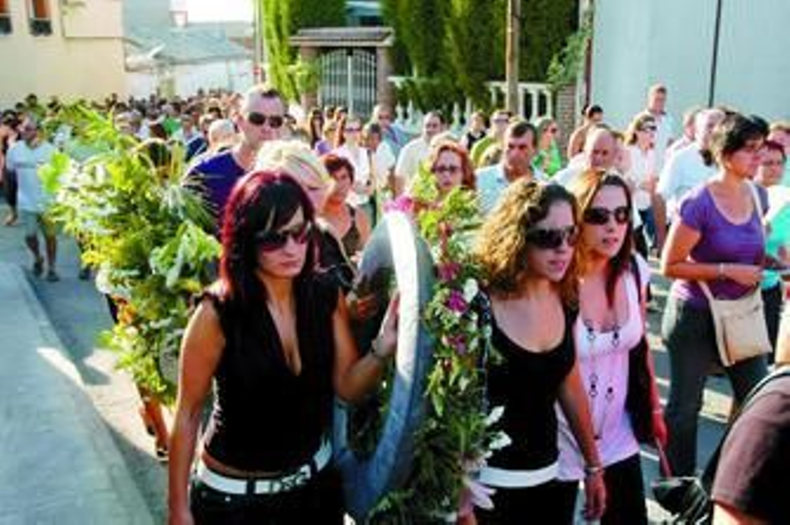 Amigas de las chicas de Alameda la Sagra (Toledo) fallecidas en el accidente salen de la misa funeral celebrada ayer.