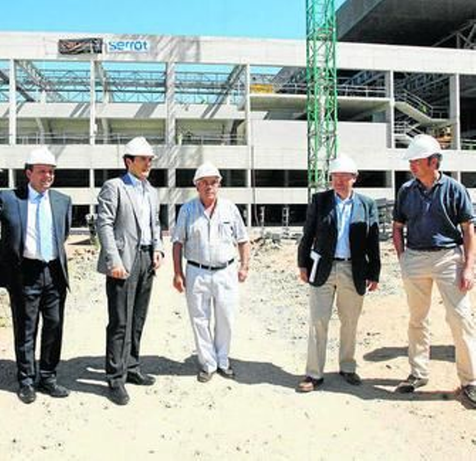 Nieto, segundo por la izquierda, ayer durante su visita a El Arcángel.