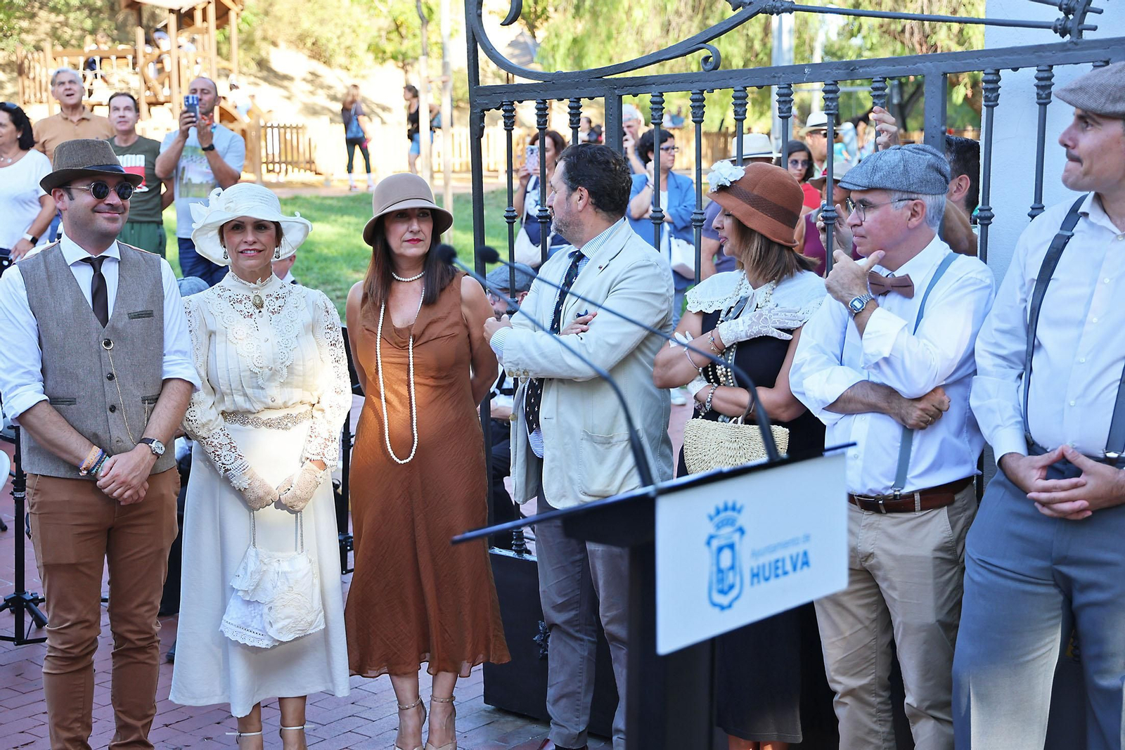 Imágenes de la colocación de la Corona Real del Barrio Reina Victoria