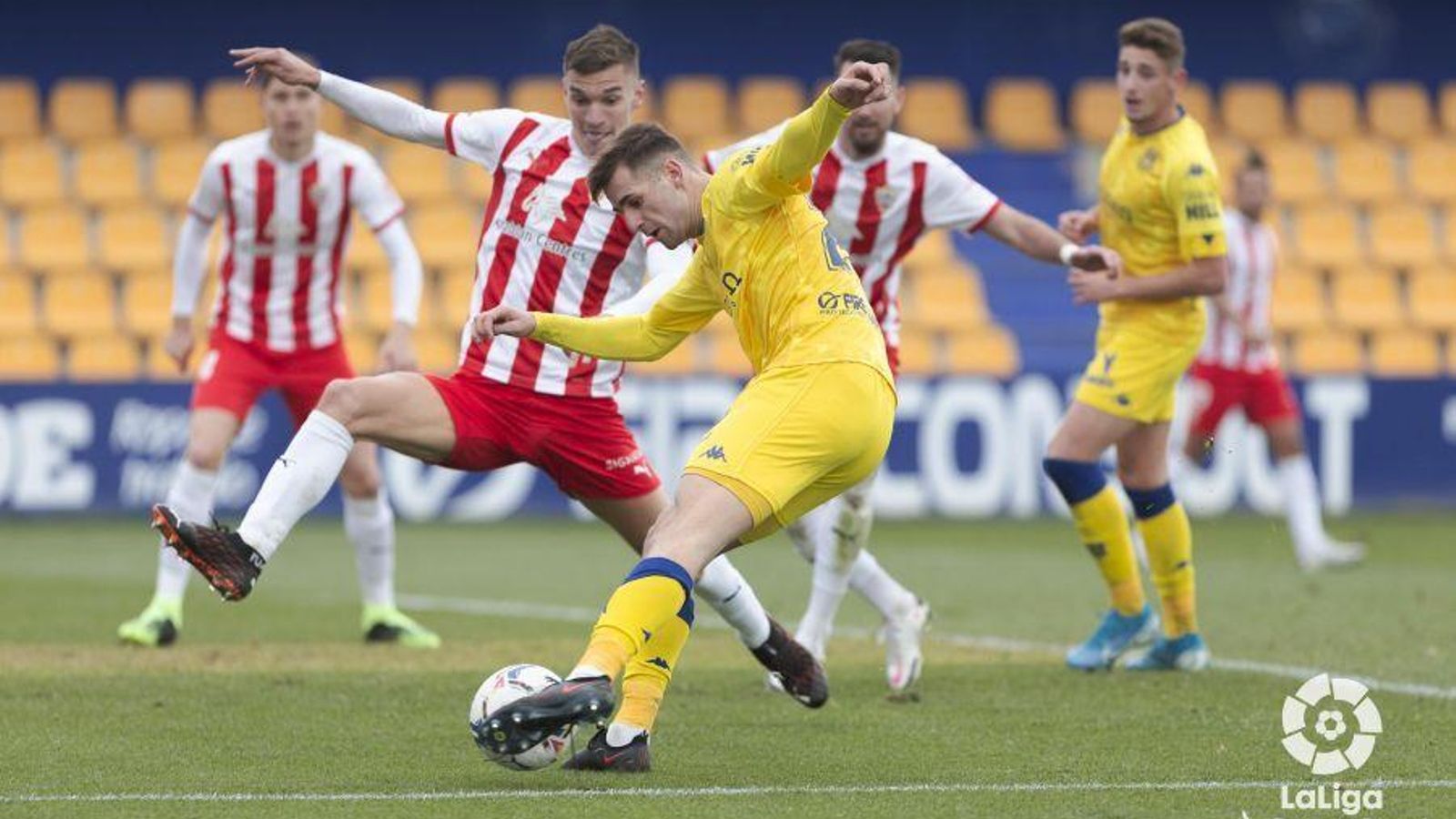 El exrojiblanco Barbero tuvo dos claras ocasiones para hacer el 1-1