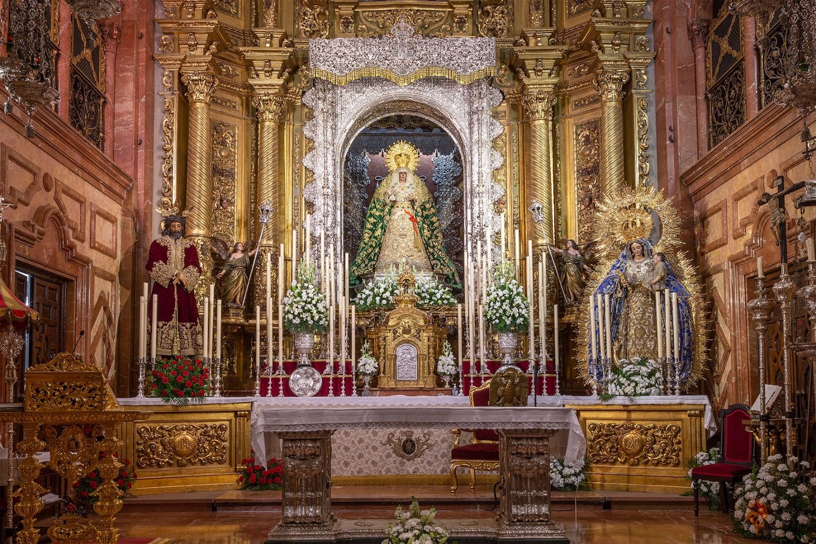 El Señor de la Sentencia y la Virgen del Rosario en el altar mayor junto a la Virgen de la Esperanza.