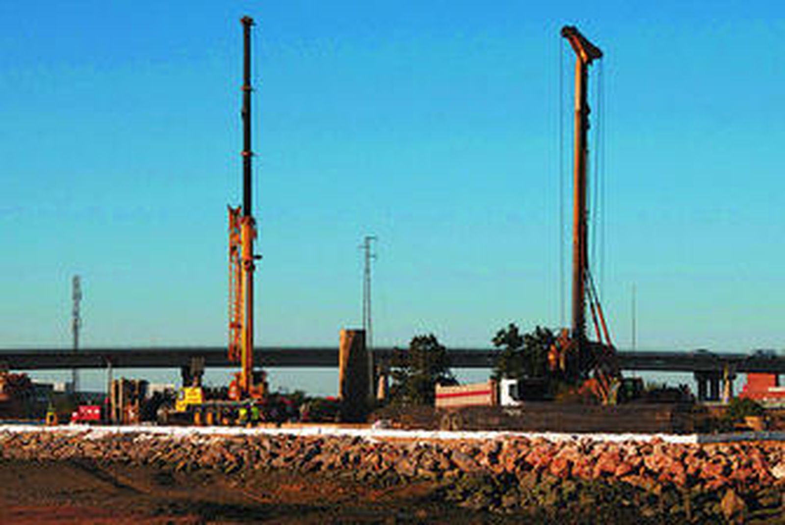 Ya se aprecian las máquinas pilotadoras en el inicio de los trabajos.