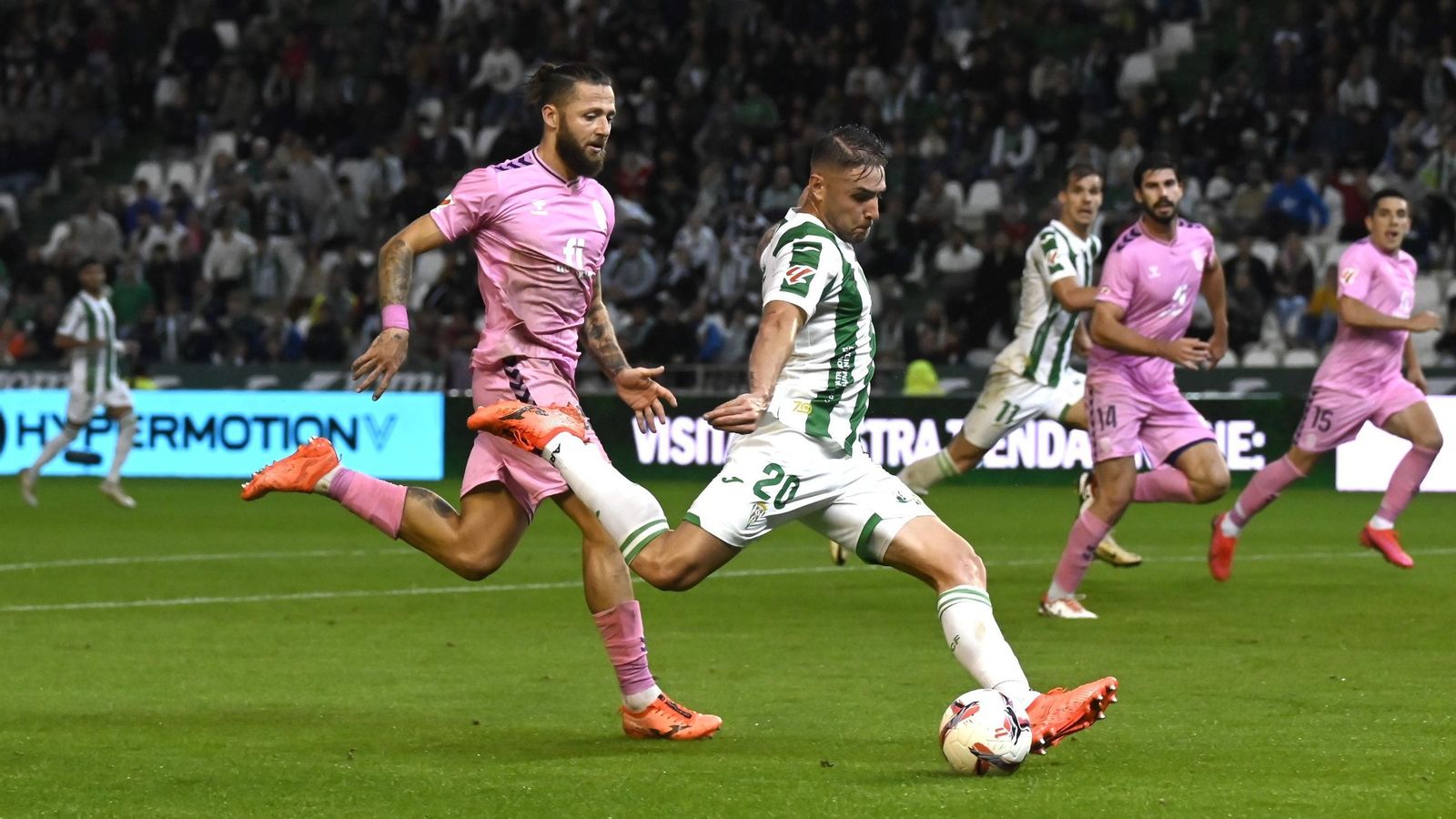 Casas deja atrás a Timor en la jugada del 1-0 en el Córdoba CF - Eldense.