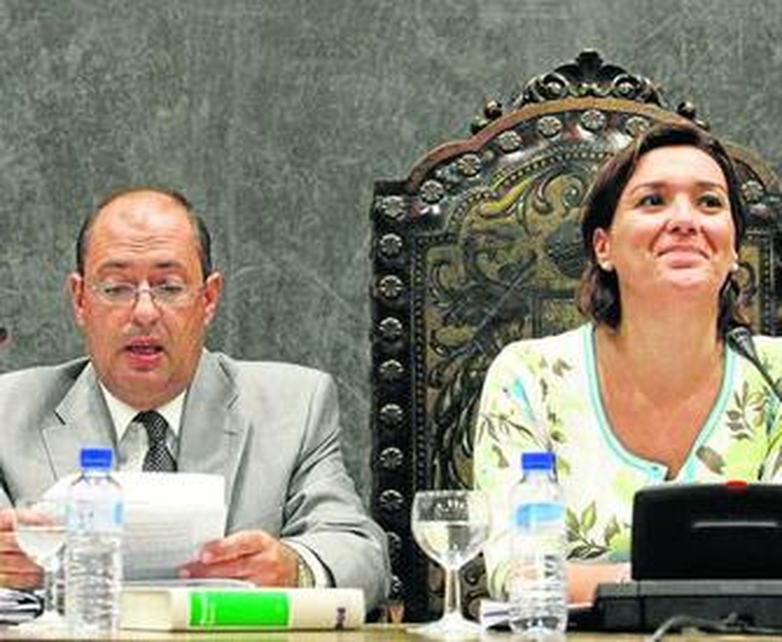 José Alfonso Ruiz Pau, secretario general del Ayuntamiento, junto a la alcaldesa, durante un pleno.