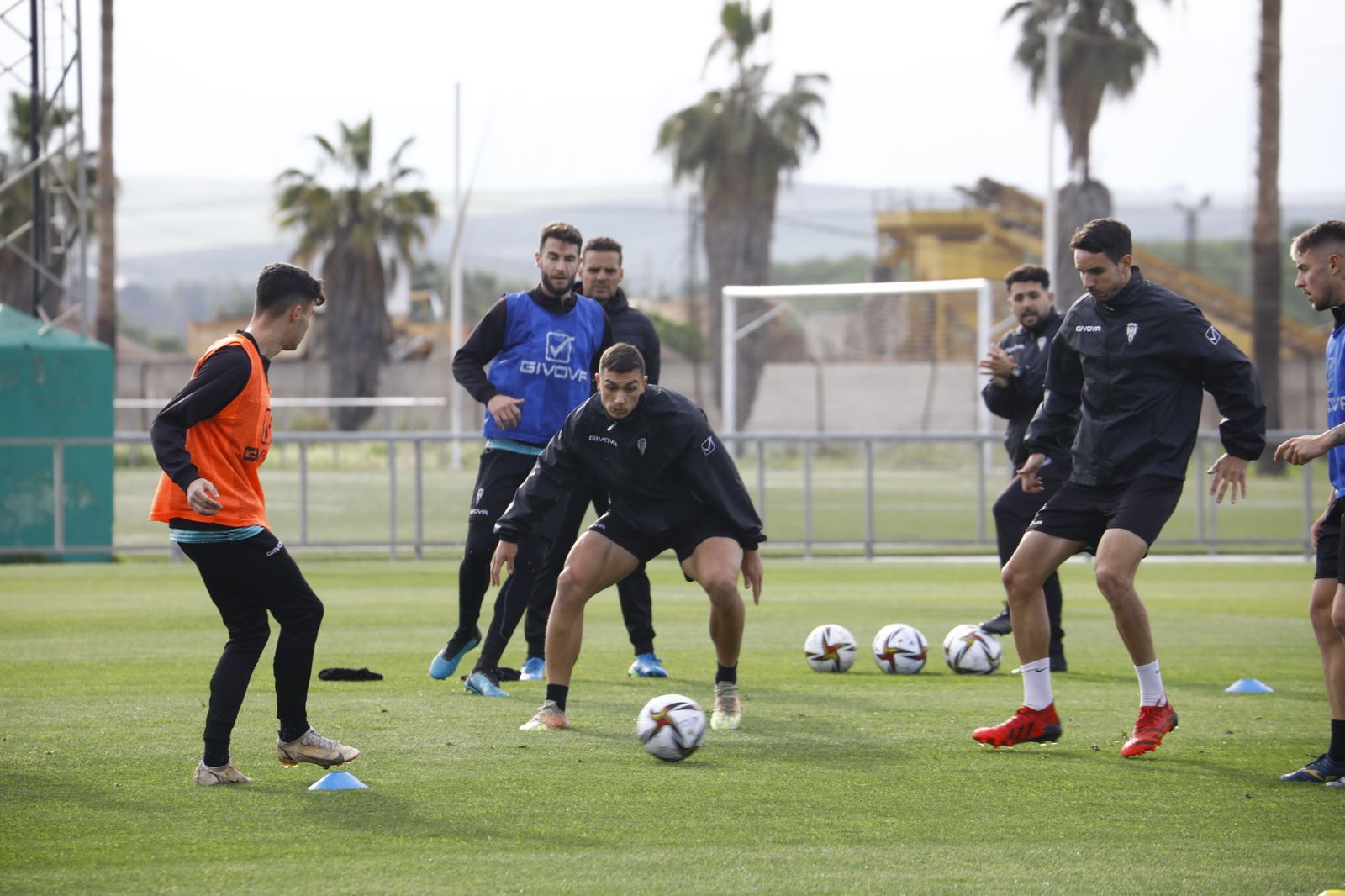 Luismi golpea el balón ante la presión de Adrián Fuentes.