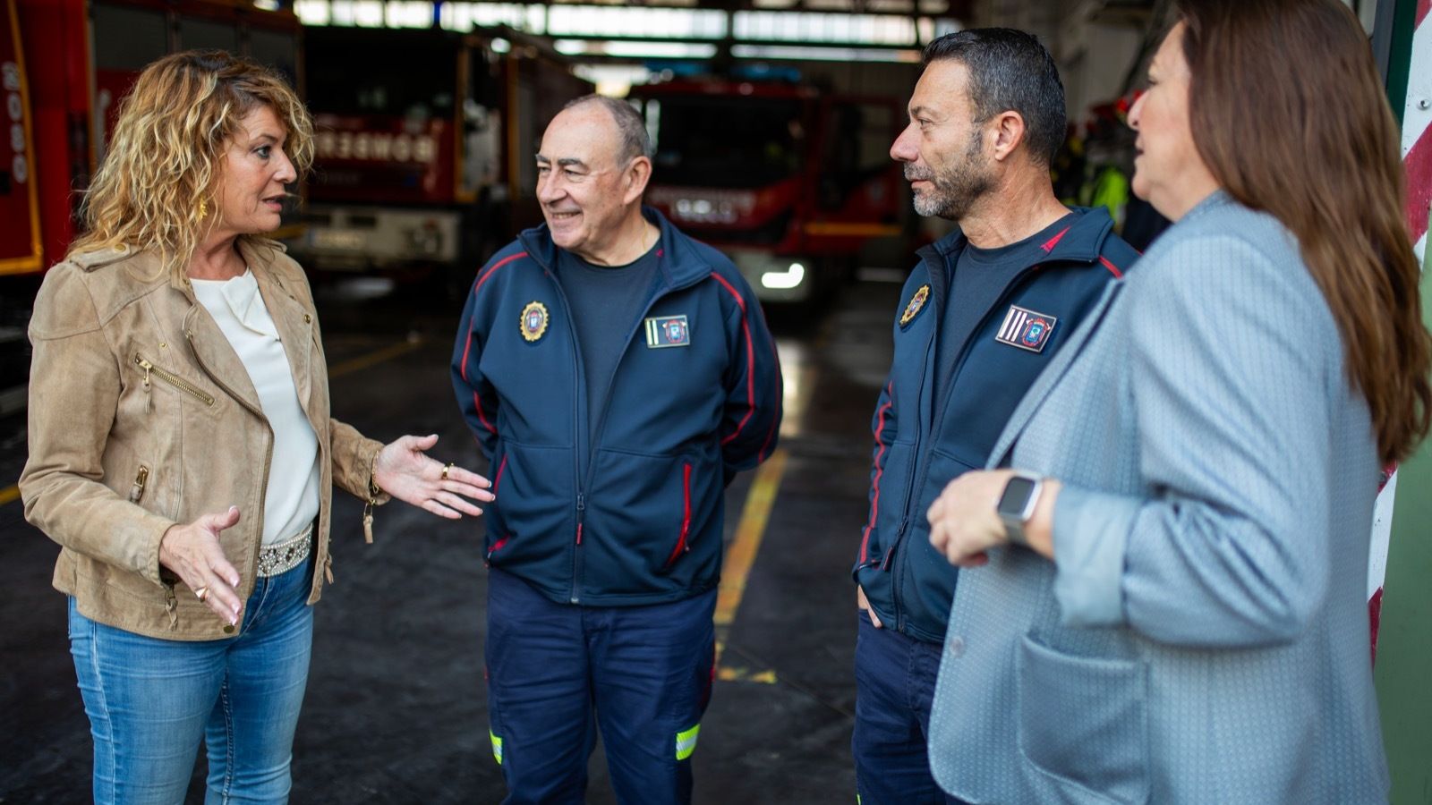 La alcaldesa de Huelva junto a los bomberos