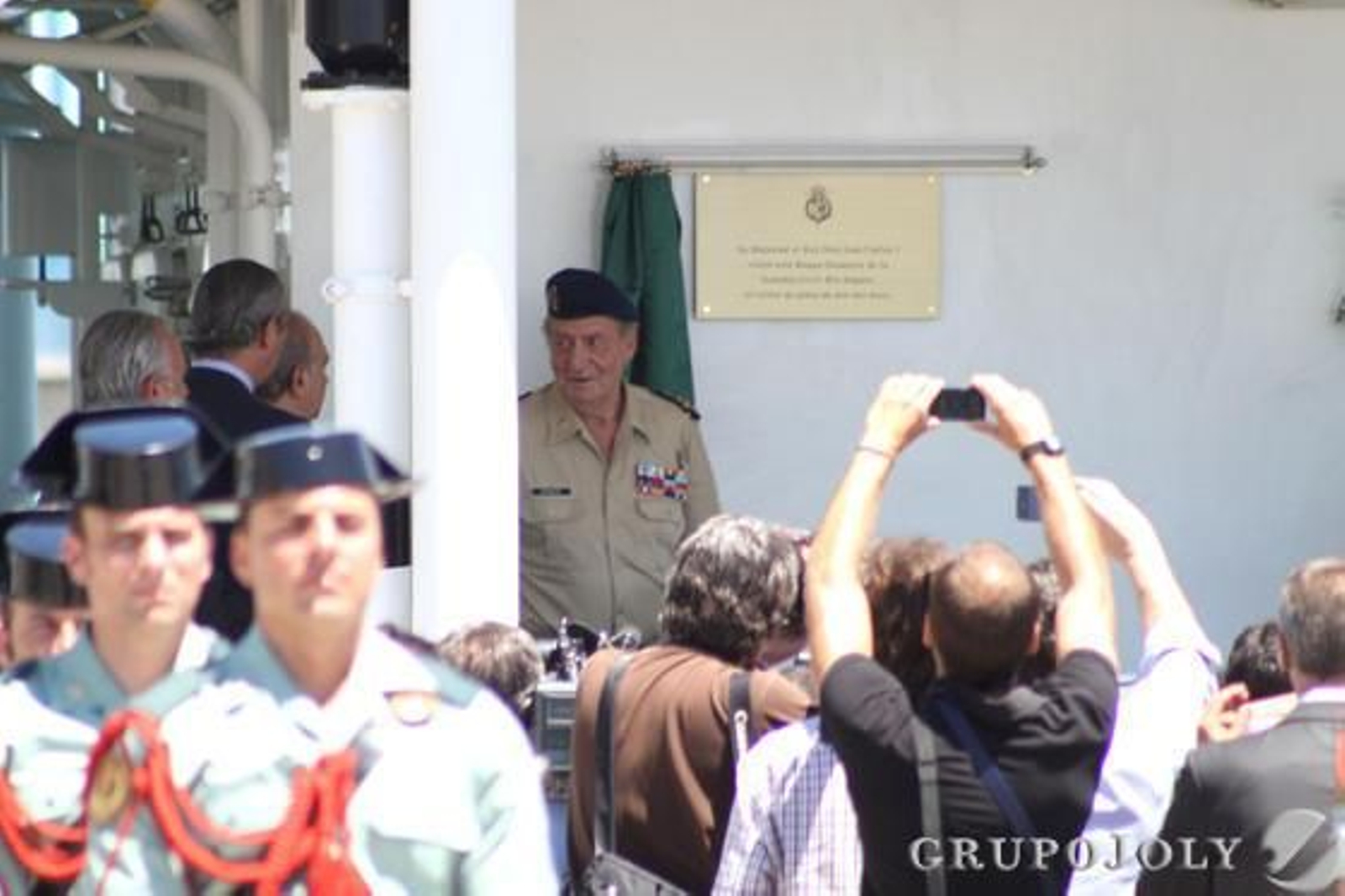 Don Juan Carlos muestra su apoyo a los pescadores y a la Guardia Civil por el trabajo que realizan./Fran Montes