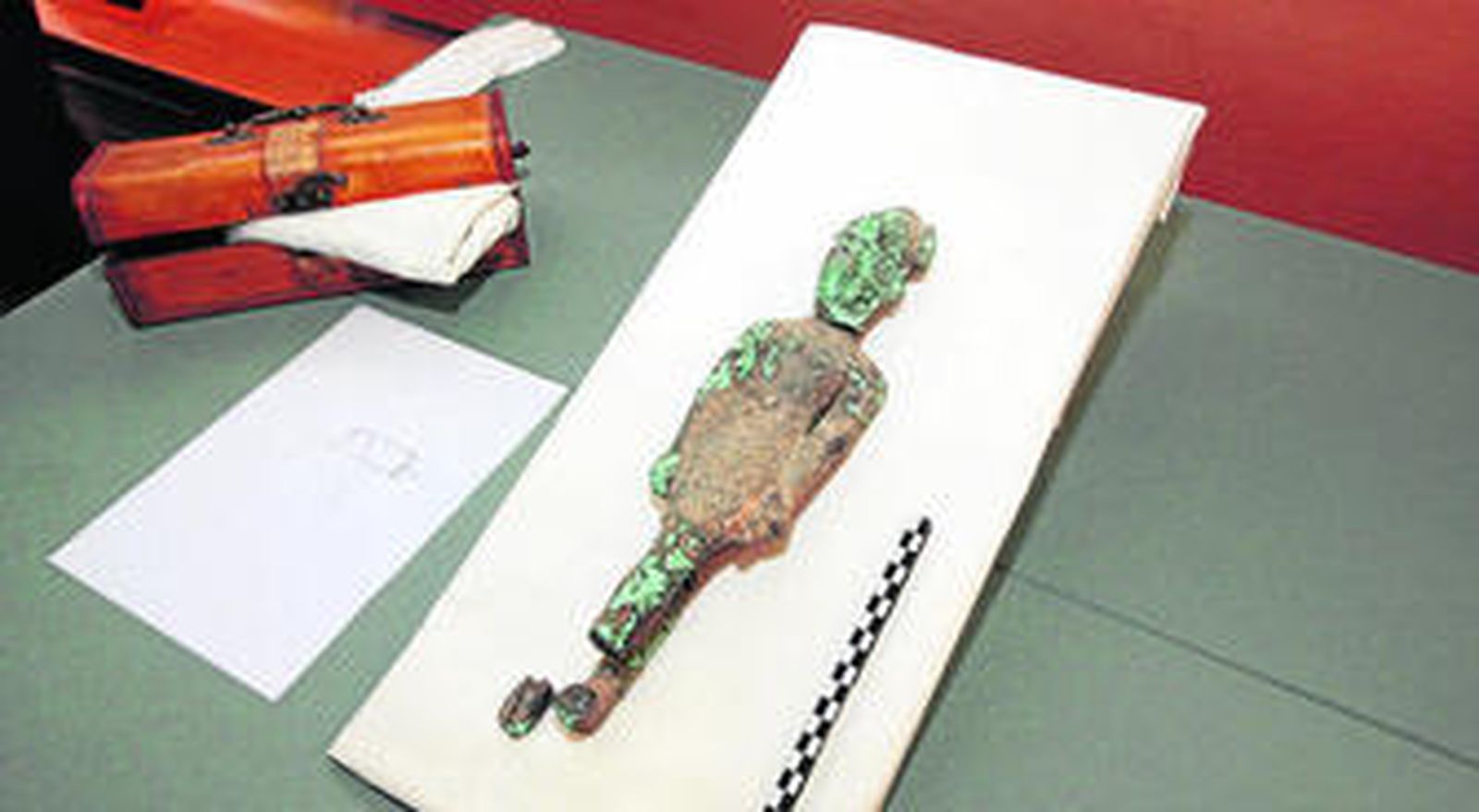 La estatua intervenida data del siglo VII antes de Cristo y aparece fragmentada en cuatro partes por roturas recientes.