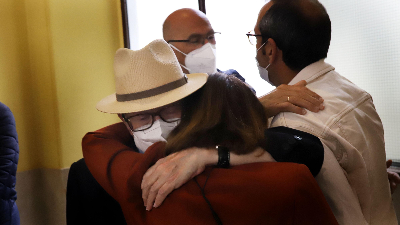 Fernando Domínguez y Josefa Parra se abrazan tras el minuto de silencio celebrado este lunes en la Fundación Bonald. Fernando Domínguez y Josefa Parra se abrazan tras el minuto de silencio celebrado este lunes en la Fundación Bonald.