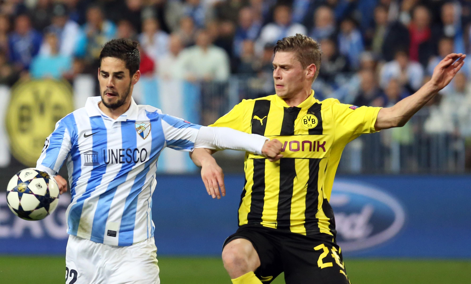 Isco intentando llevarse el esférico ante el Borussia Dortmund en La Rosaleda.