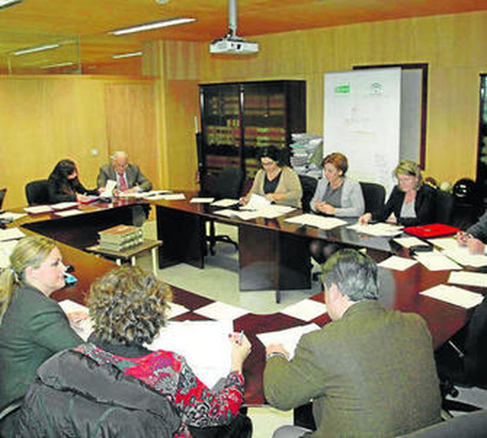El jurado provincial de los premios Alas, deliberando ayer.