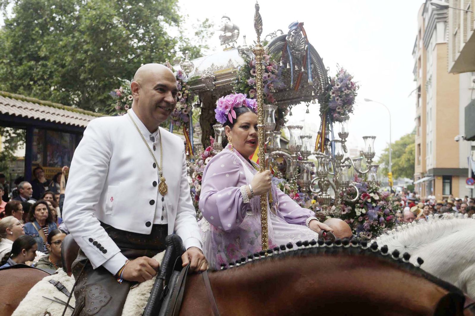 El Rocío 2023: Imágenes de la Hermandad de Emigrantes en su salida de Huelva