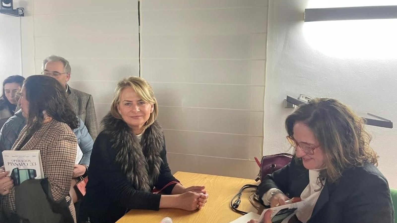 Una de las autoras del libro, Ana M. Sánchez, firmando un ejemplar a María López Varela.