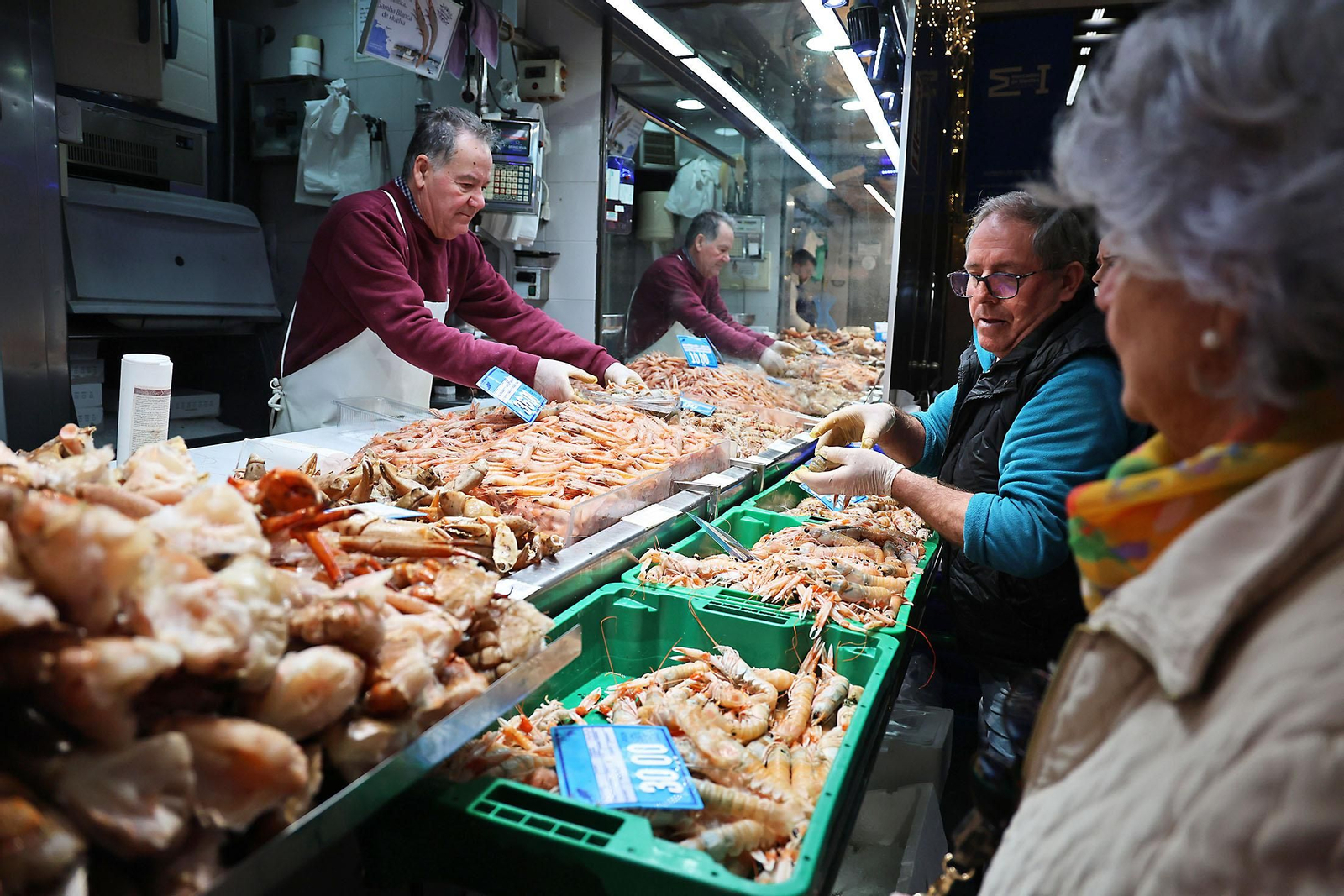 Ambientazo en el Mercado del Carmen para ultimar compras de Navidad