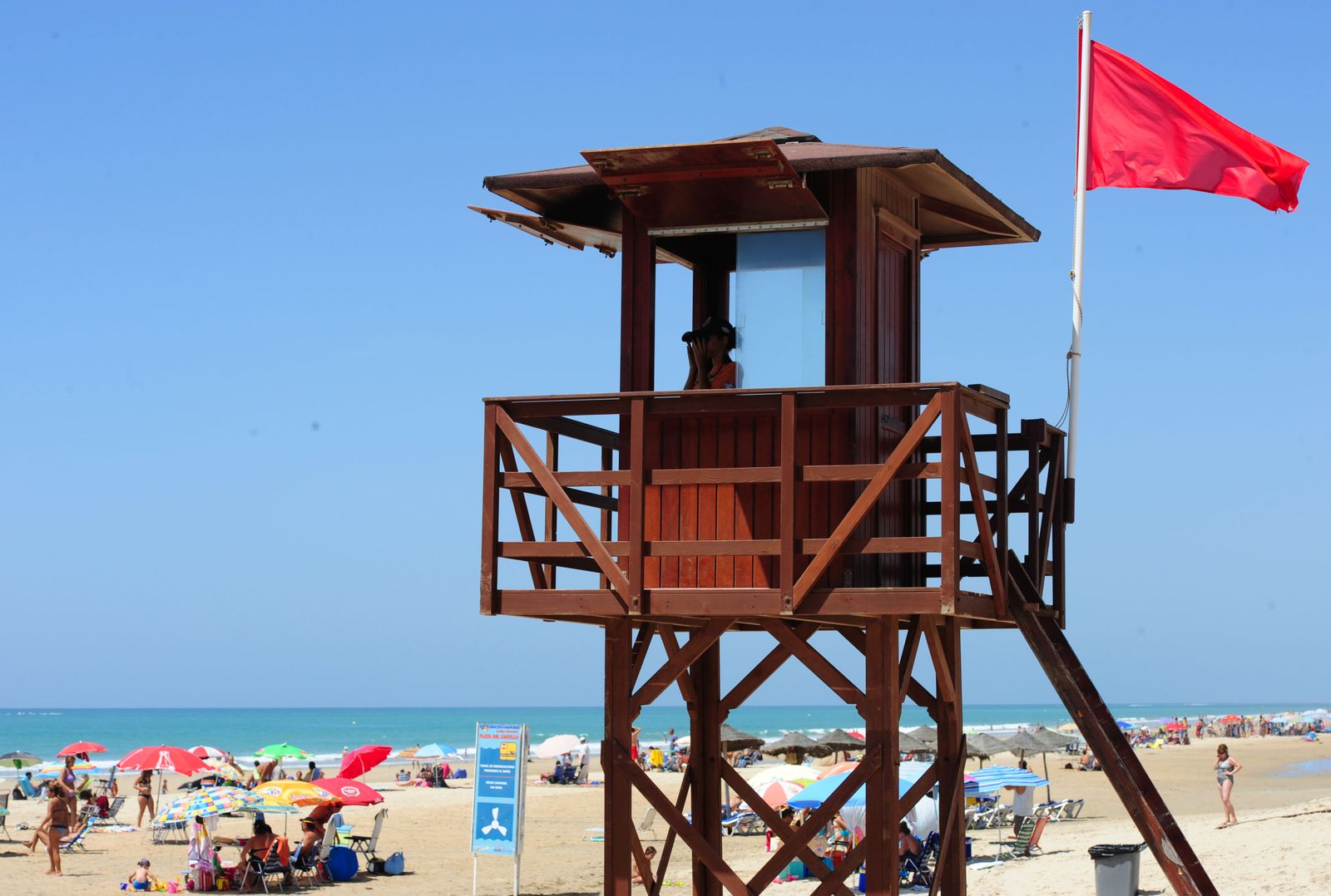 Puesto de socorrista con bandera roja.