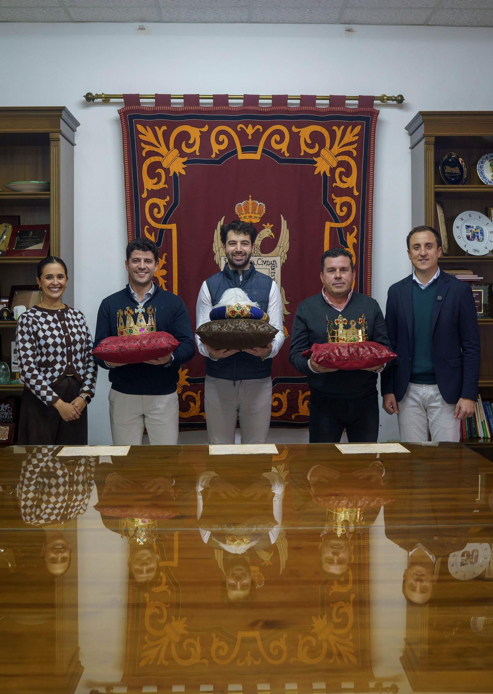Los emisarios de los Reyes Magos de Vera ya han recogido su corona real en el Ayuntamiento.