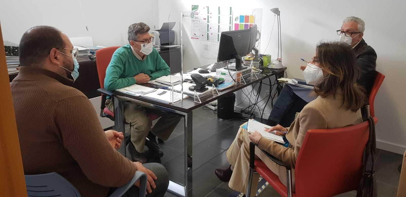 Un momento de la reunión entre el concejal del PP y miembros del CSIF.
