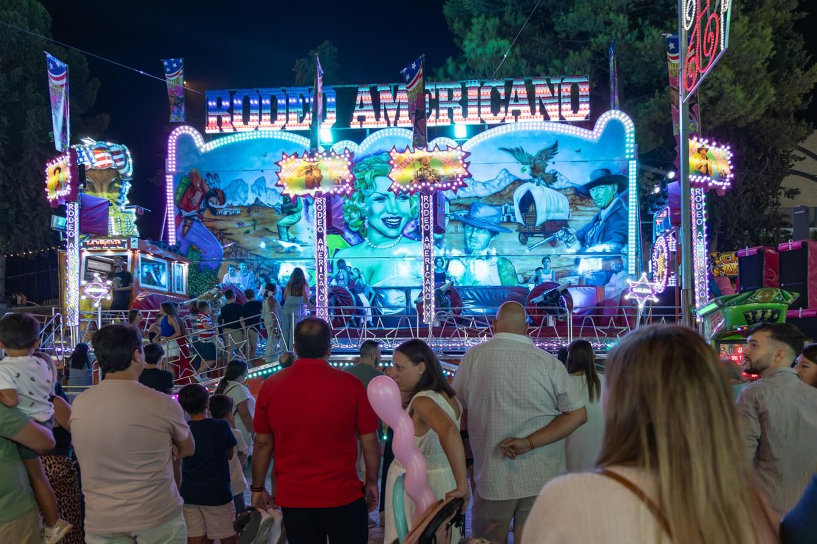 Pasacalles inaugural, fuegos artificiales e iluminación de la portada de feria y del recinto ferial de la Feria de San Bartolomé en Martos