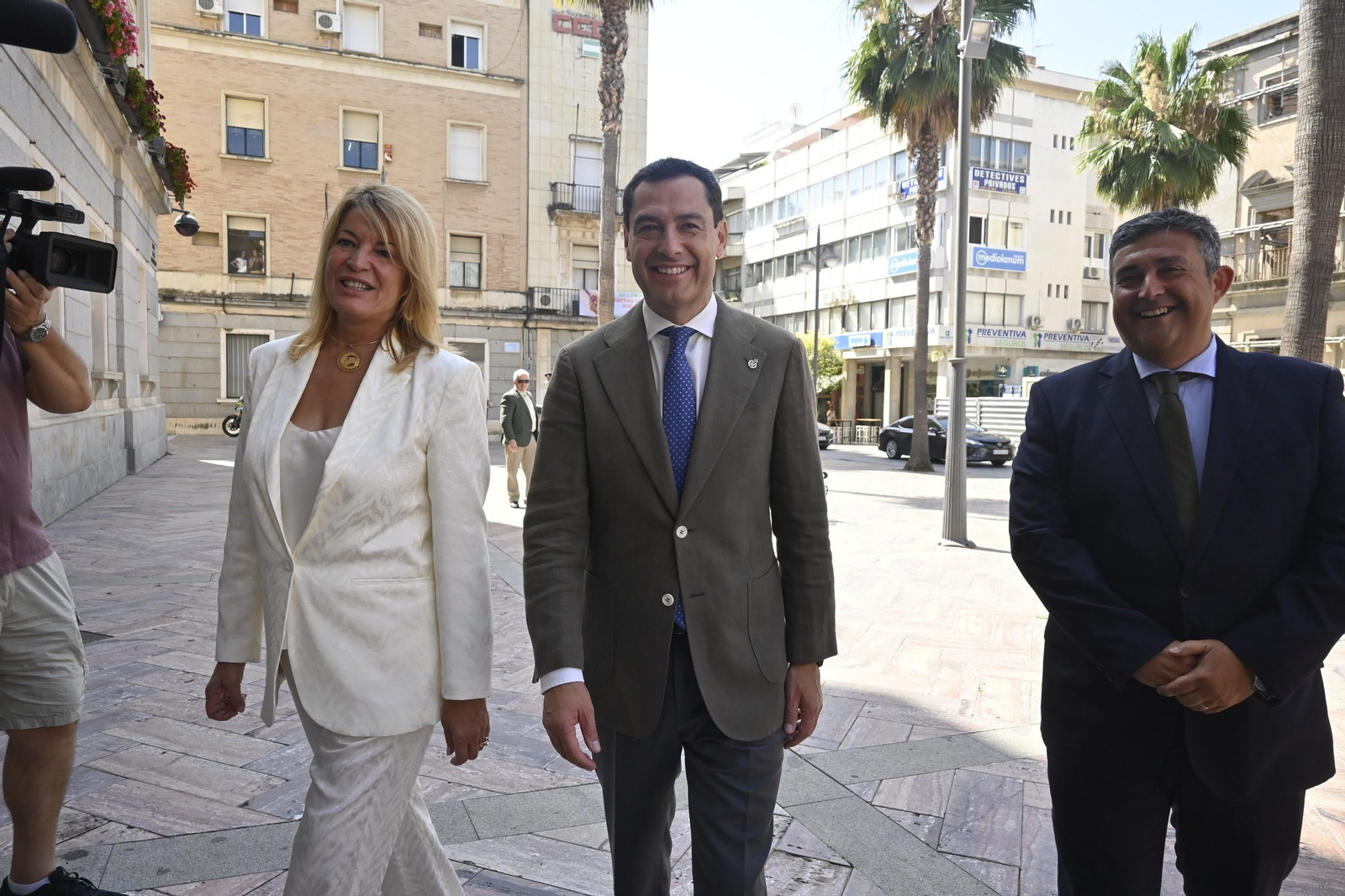 Visita de Juanma Moreno al Ayuntamiento de Huelva, en Imágenes